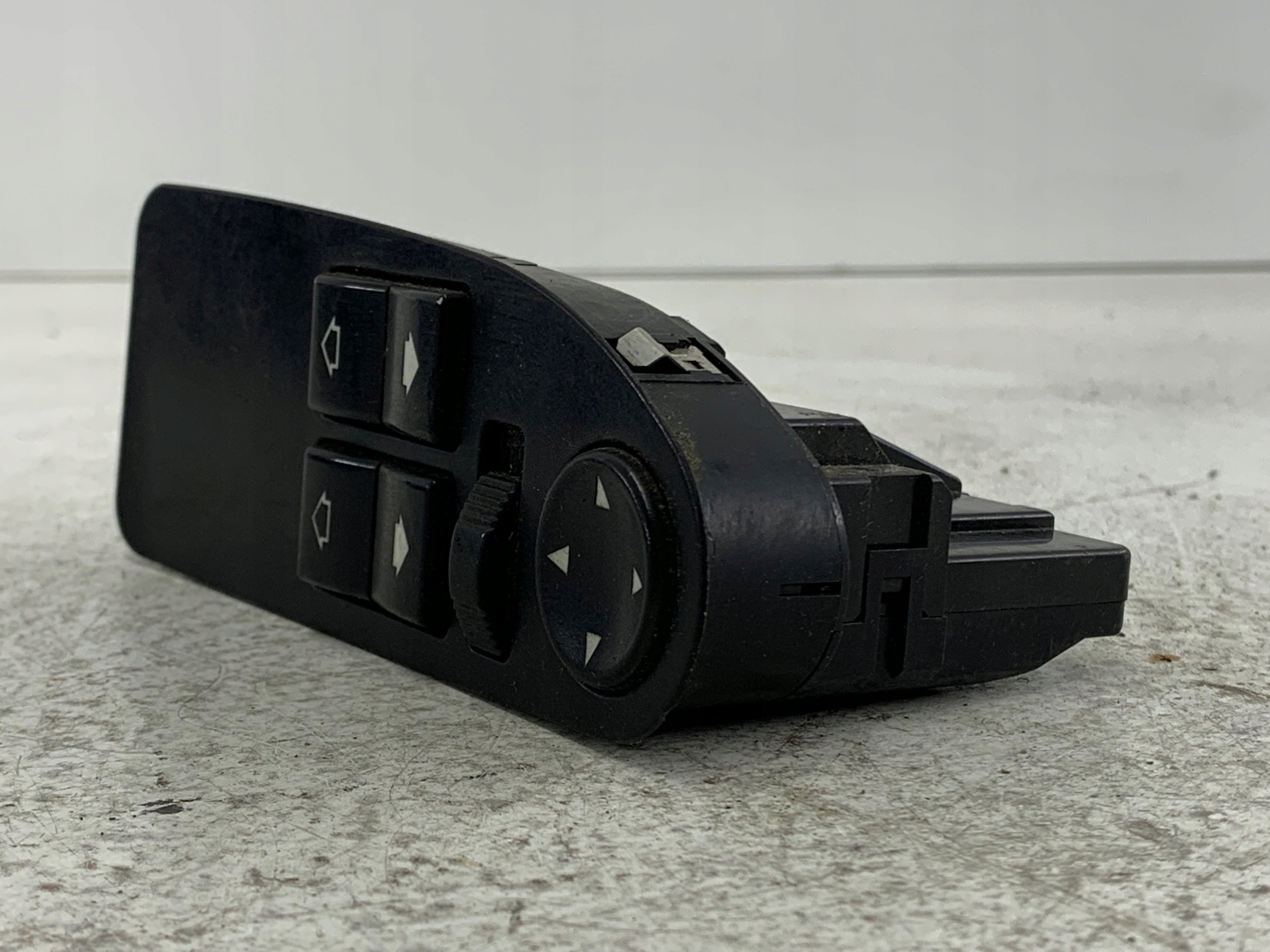BMW E39 PANEL of the window left front driver´s 8360887