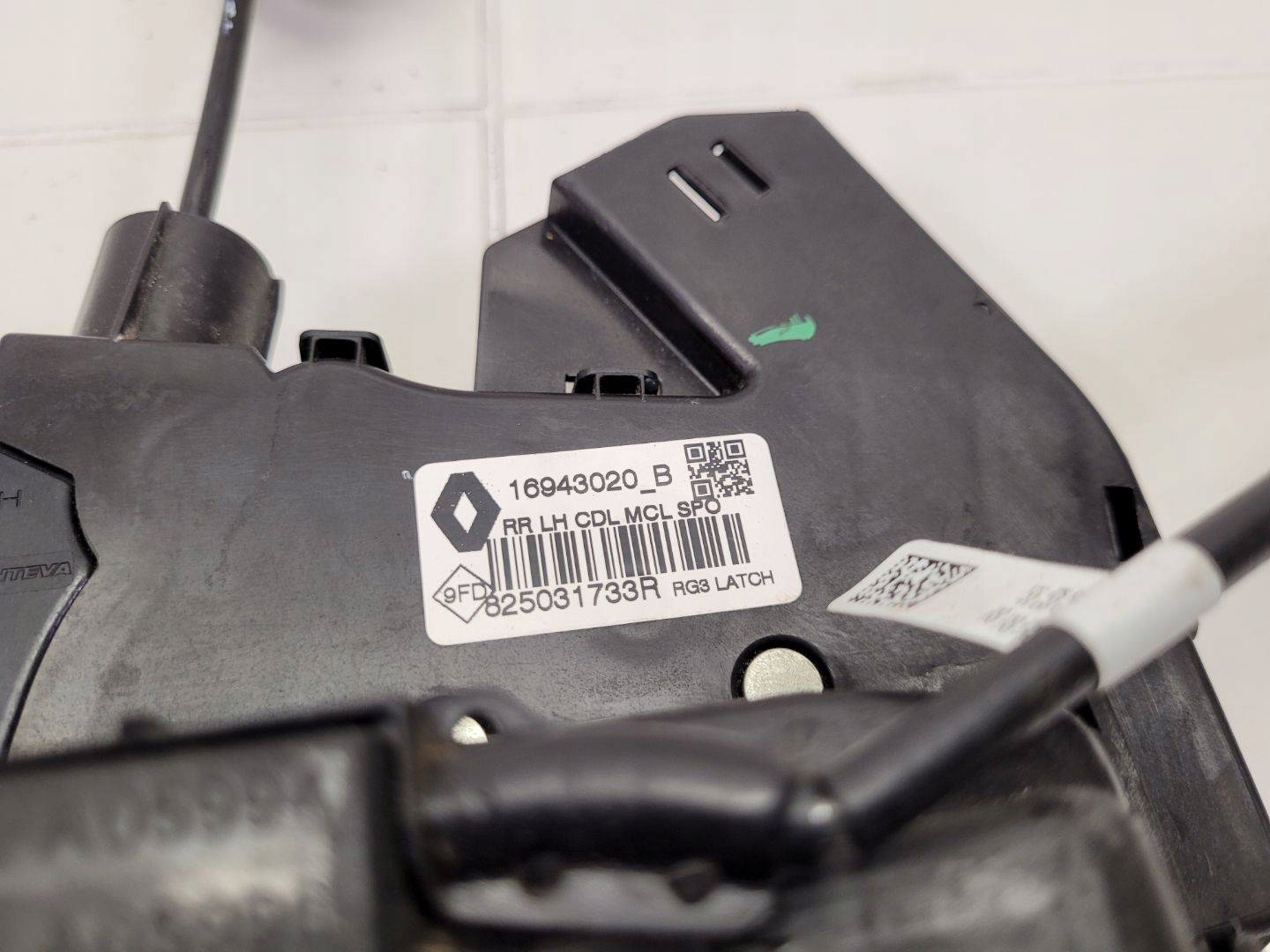 lock door rear part left side Renault Megane 4 2018 825031733R