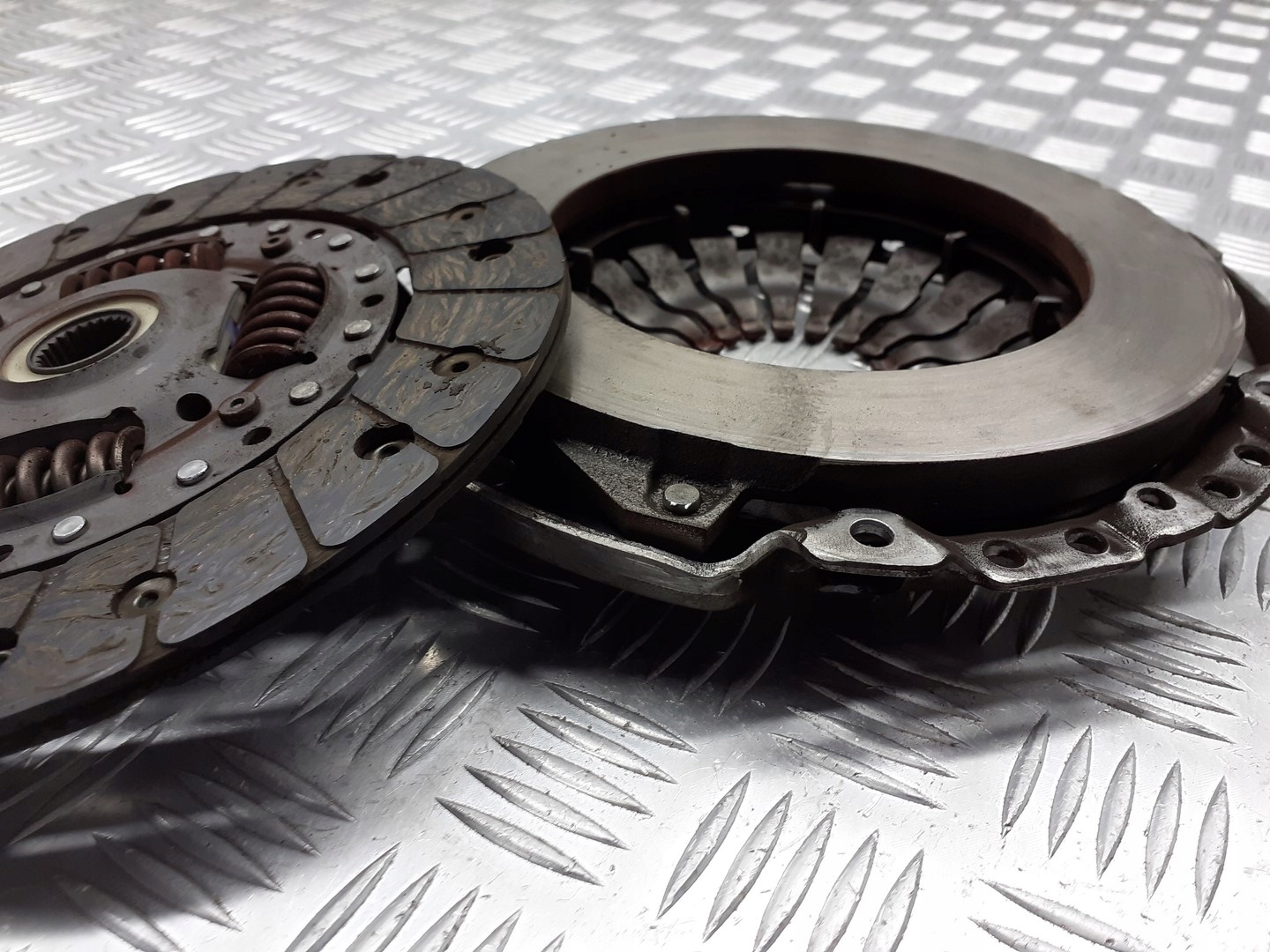 DOCISK SPRZĘGŁĄ Z TARCZĄ RENAULT CLIO III 1.5 DCI Jakość części (zgodnie z GVO) O - oryginał z logo producenta pojazdu (OE)