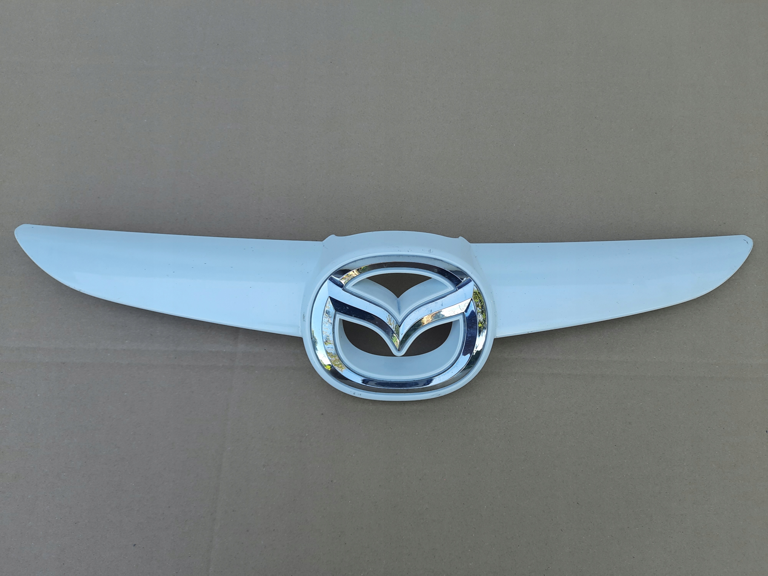 mazda 2 II 07-> решетка радиатора логотип оригинал