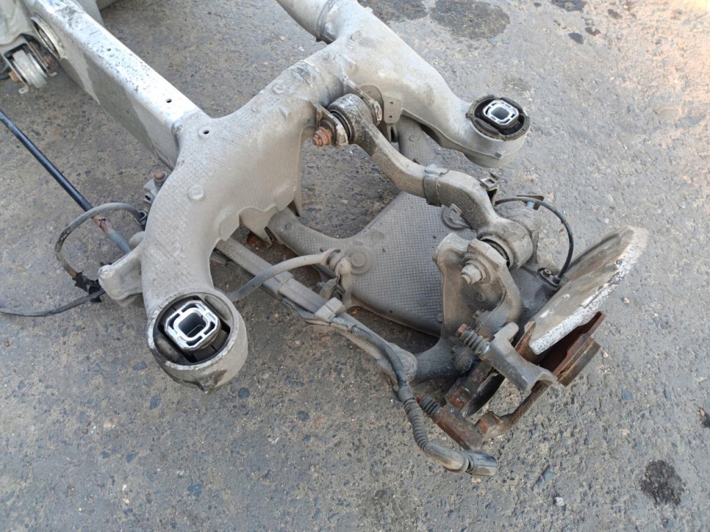 BMW F10 LIFT XDRIVE 528XI BELKA ZAWIESZENIA TYŁ KPL Typ samochodu Samochody osobowe