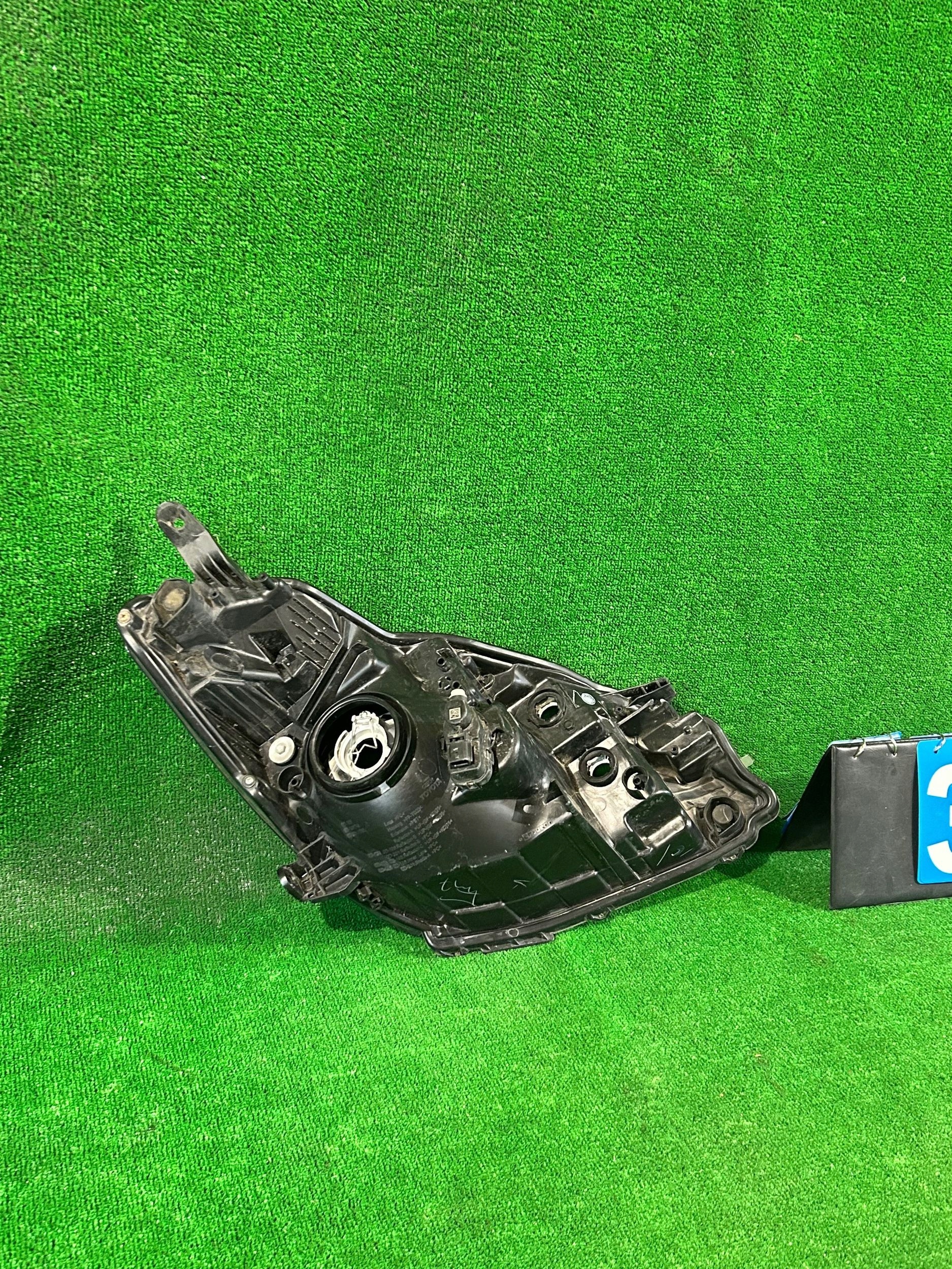 REFLEKTOR left TOYOTA YARIS III LIFT 17- nr:301