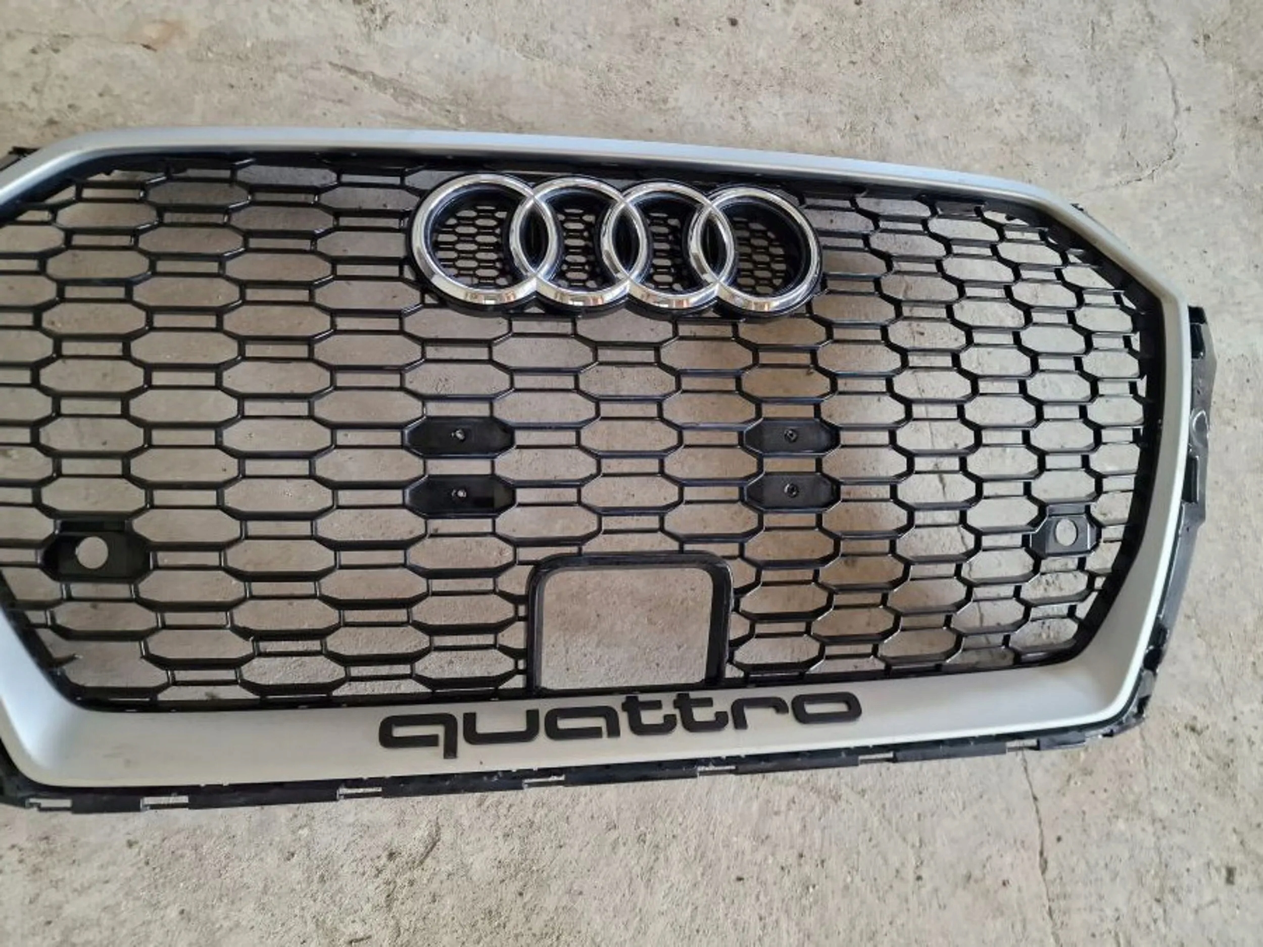 Audi RS3 2020 Atrapy chłodnicy plastic small defect Numer katalogowy oryginału 8V5853651S