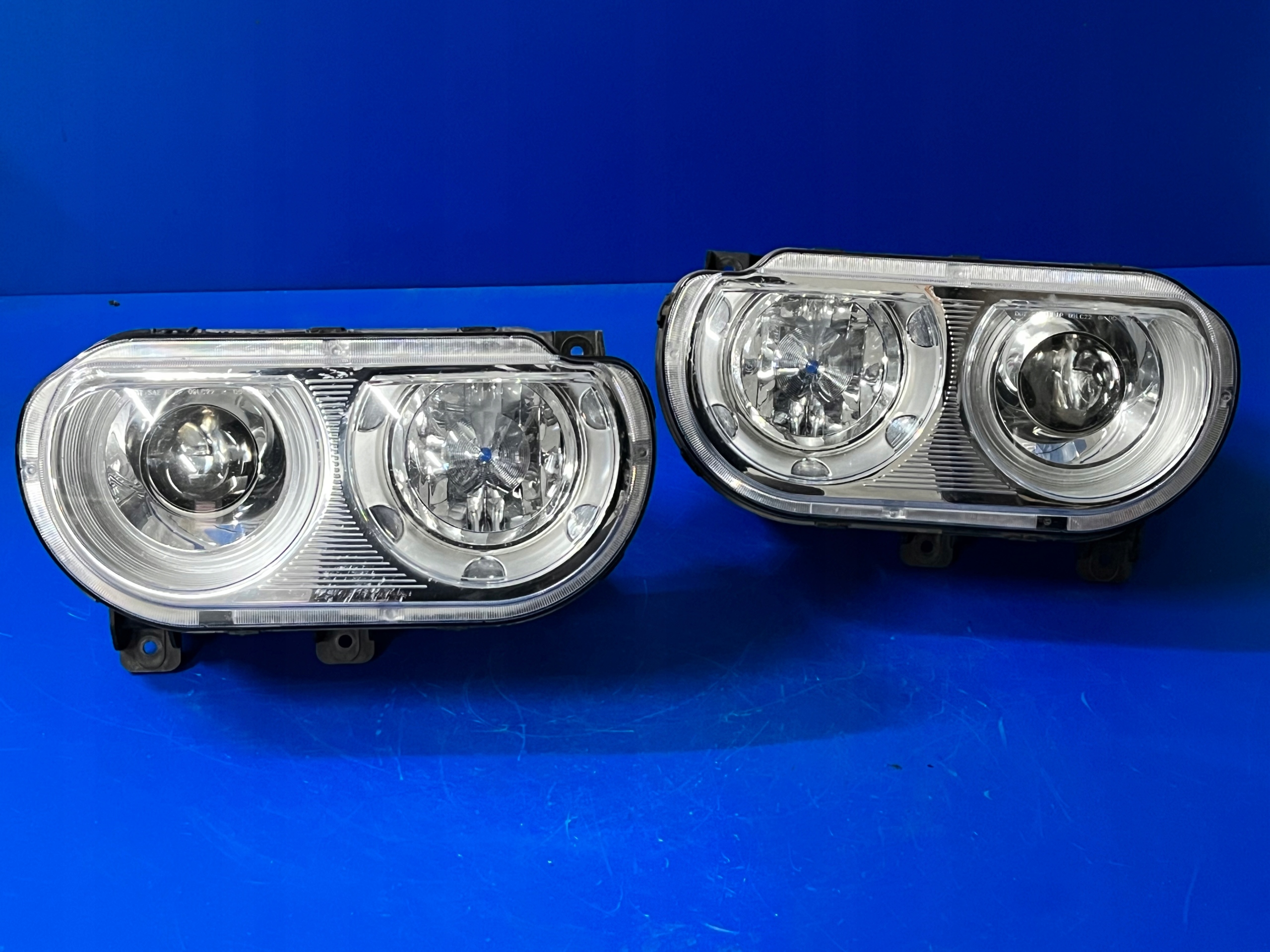 LAMPY BI XENON DODGE CHALLENGER KOMPLETNE BDB