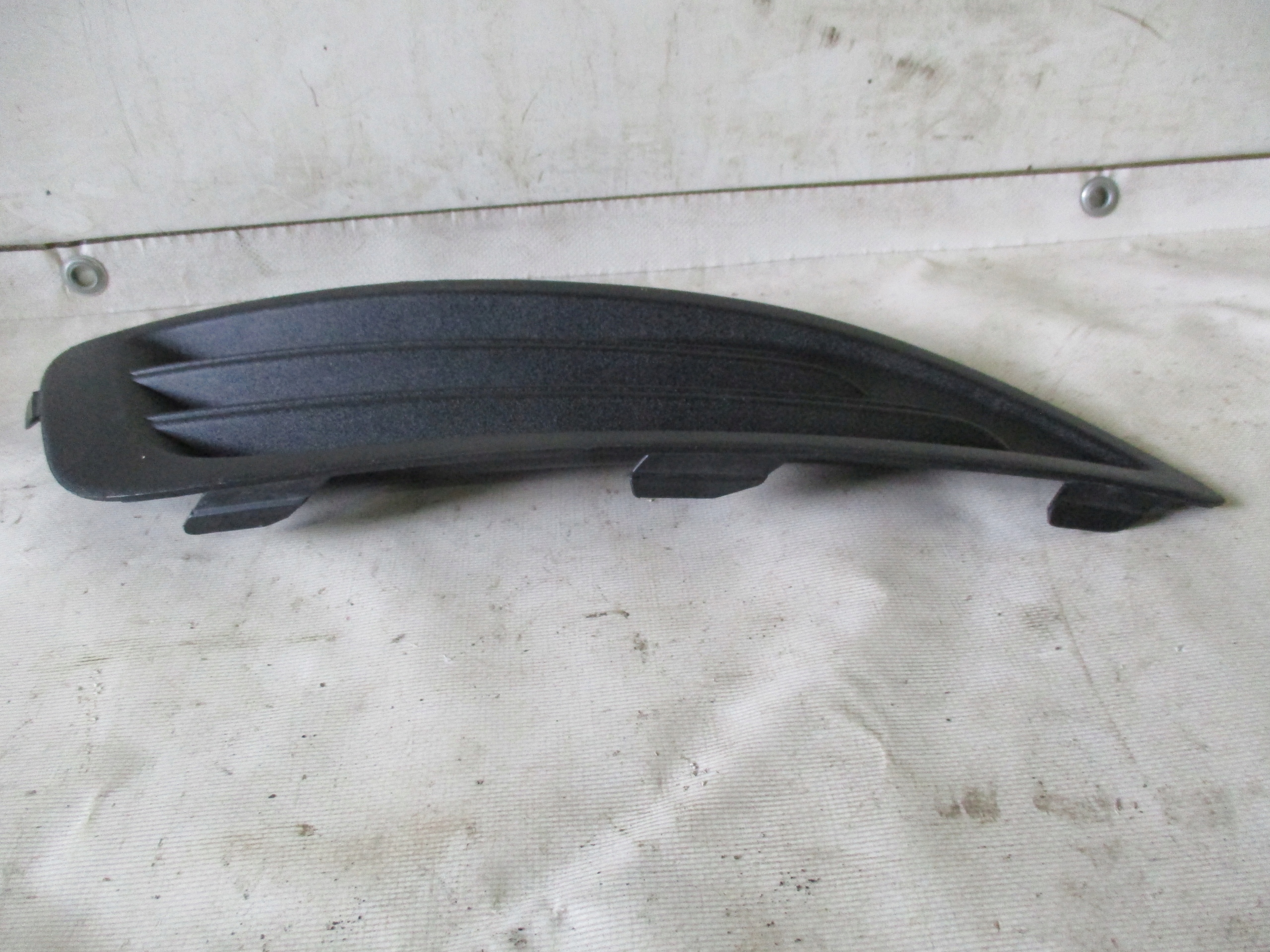 grid of a bumper right front front Ford Fiesta MK7 C1BB-15A222