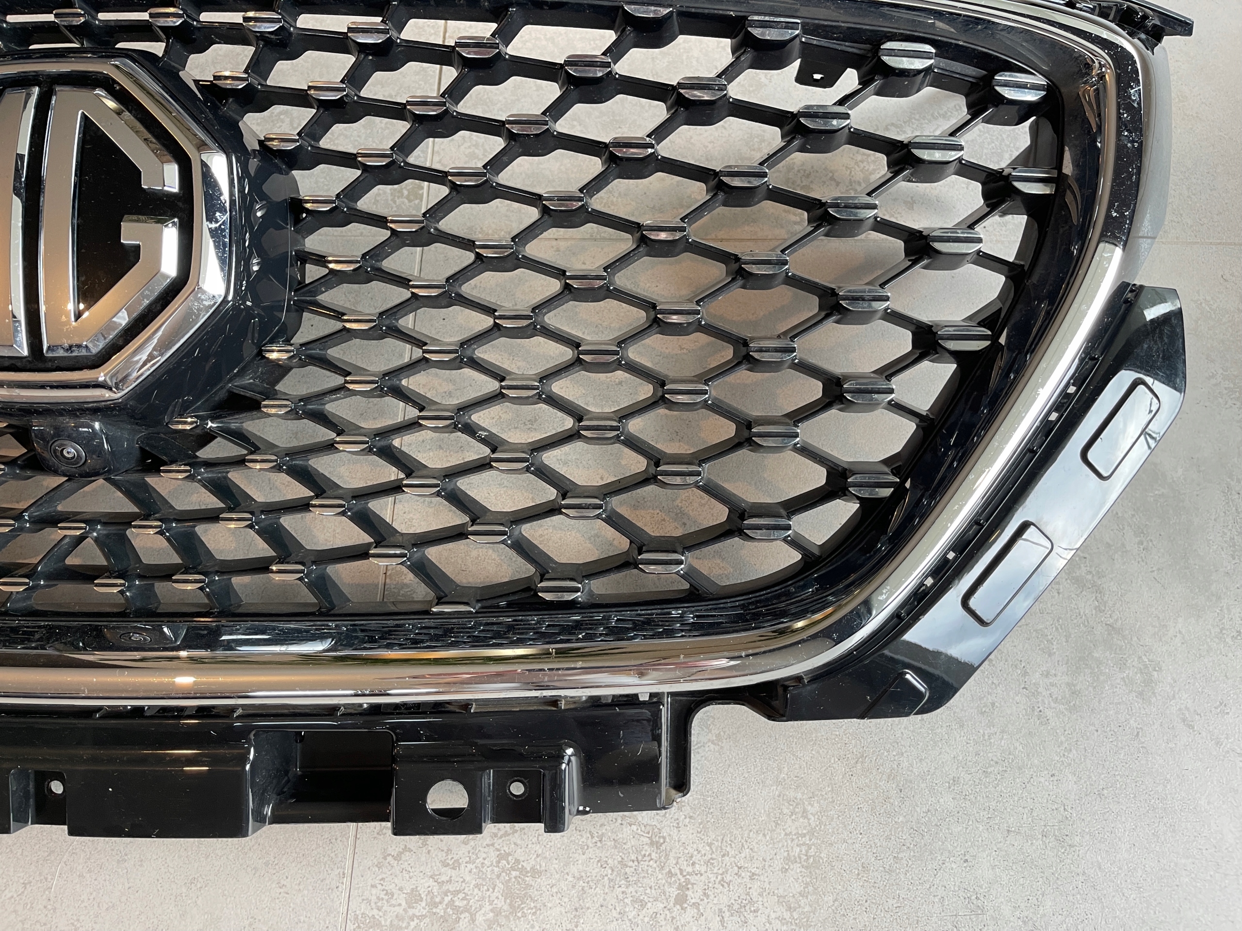 MG HS SUV ATRAPA CHŁODNICY GRILL KRATKA Z KAMERĄ 10021164 Kolor srebrny