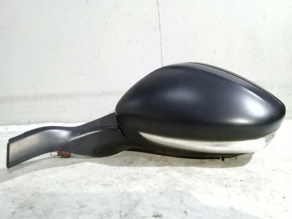 Peugeot 208 and mirror left manually