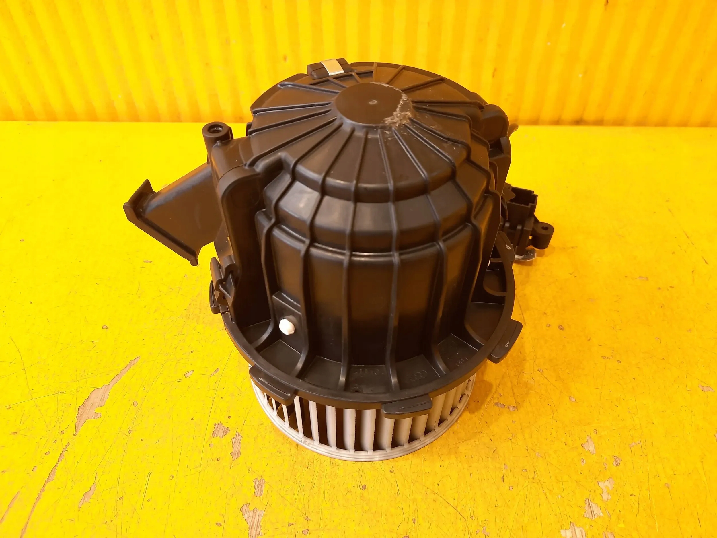 Porsche Macan 95B WENTYLATOR DMUCHAWY 8T0820521F Waga produktu z opakowaniem jednostkowym 3 kg