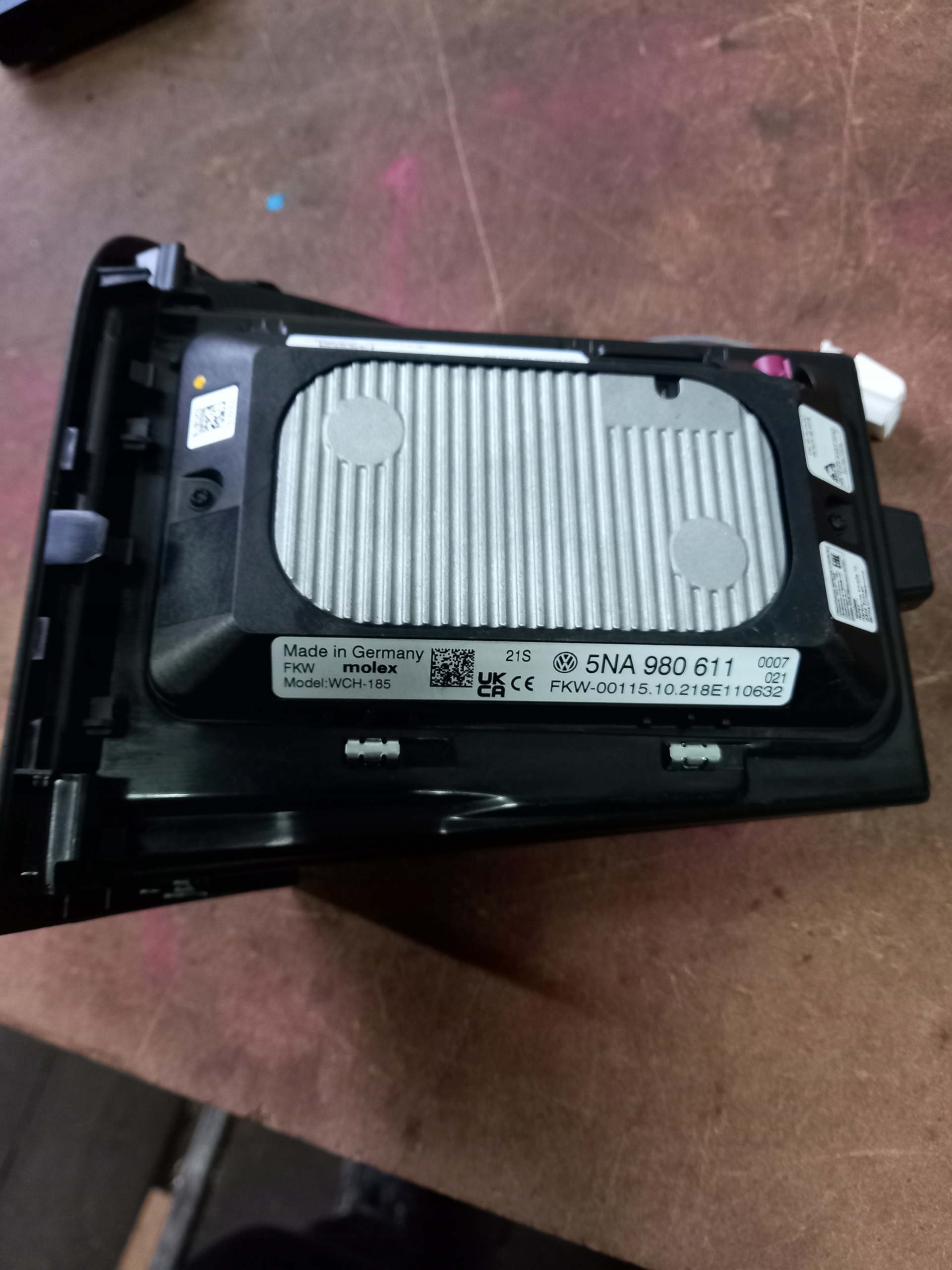 2Q0959655AN - VW T6. 1 зарядное устройство 5NA980611 USB 2G6035736