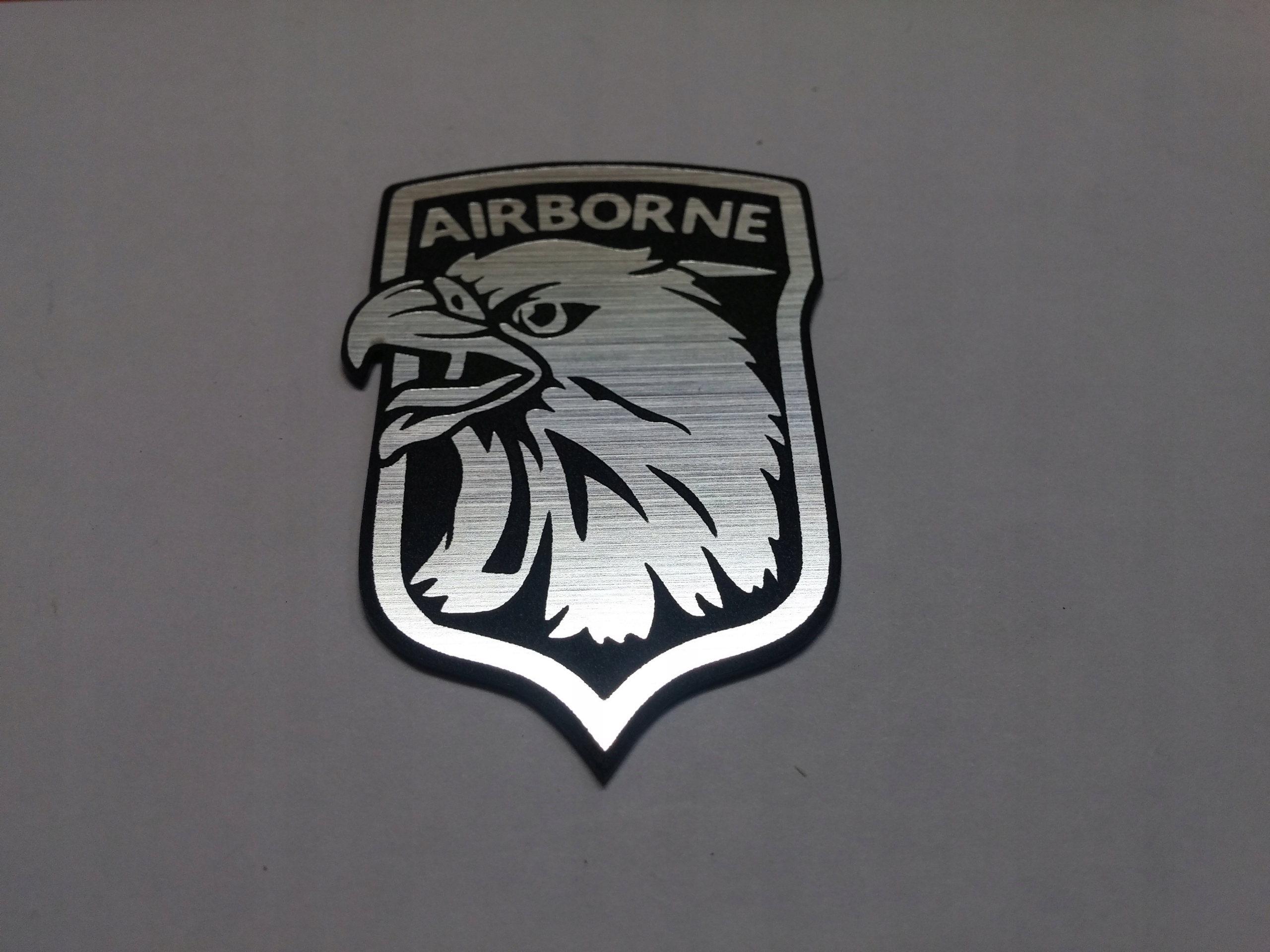 

Airborne naklejka emblemat 38 x 56 mm *srebrna