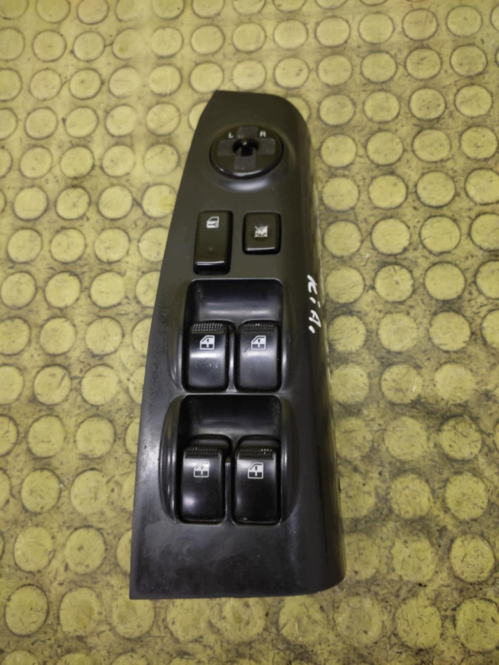 KIA SPORTAGE II window control switch 93570IF260WK