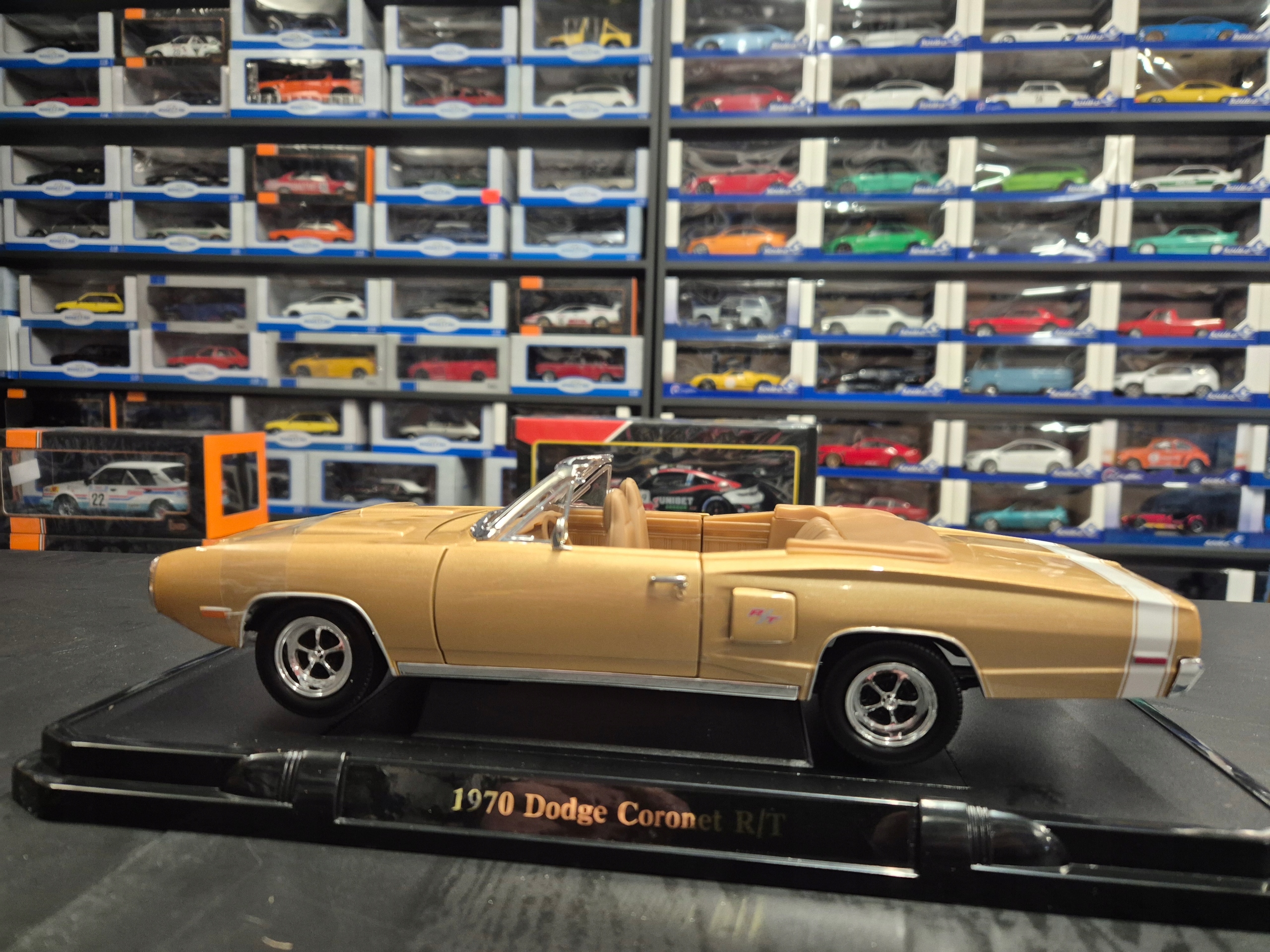 DODGE CORONET R/T ZŁOTY 1/18 ROAD SIGNATURE LDC 92548