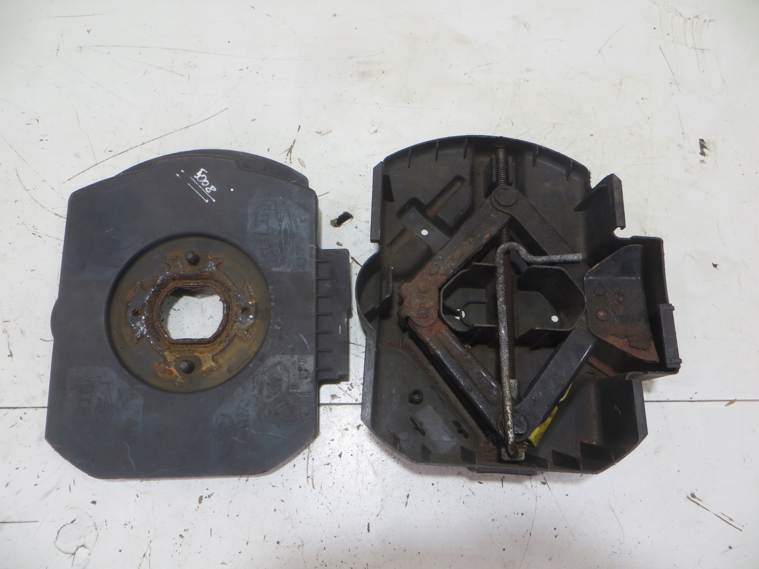 PEUGEOT 5008 I WSPORNIK KOŁA ZAPASOWEGO LEWAREK PODNOŚNIK