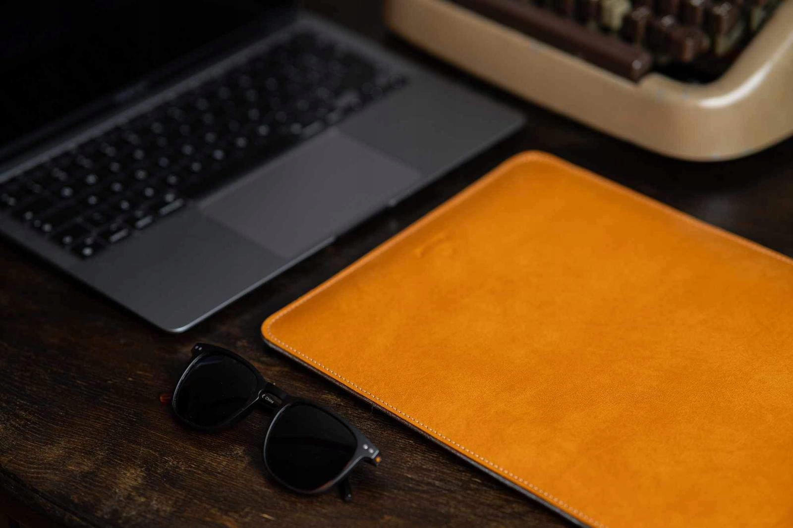 BALTAN Etui skórzane Premium do MacBooka Pro 13" brązowe — 19