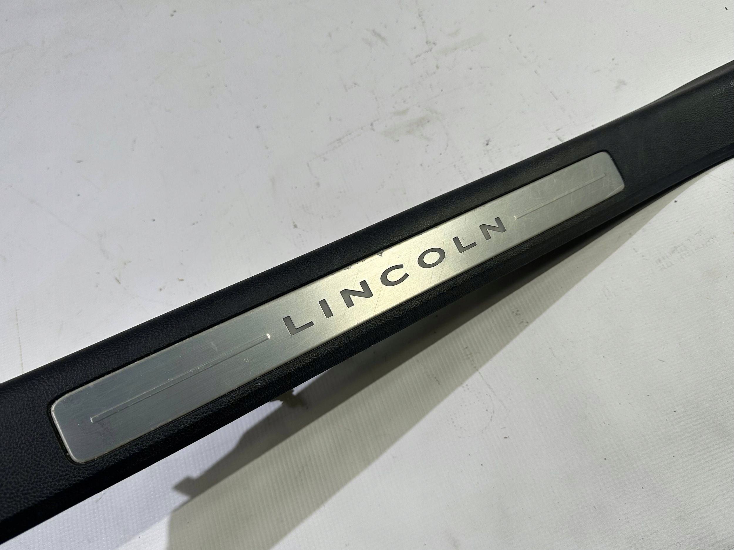 cap moulding cover of the threshold right Lincoln Continental 2017+