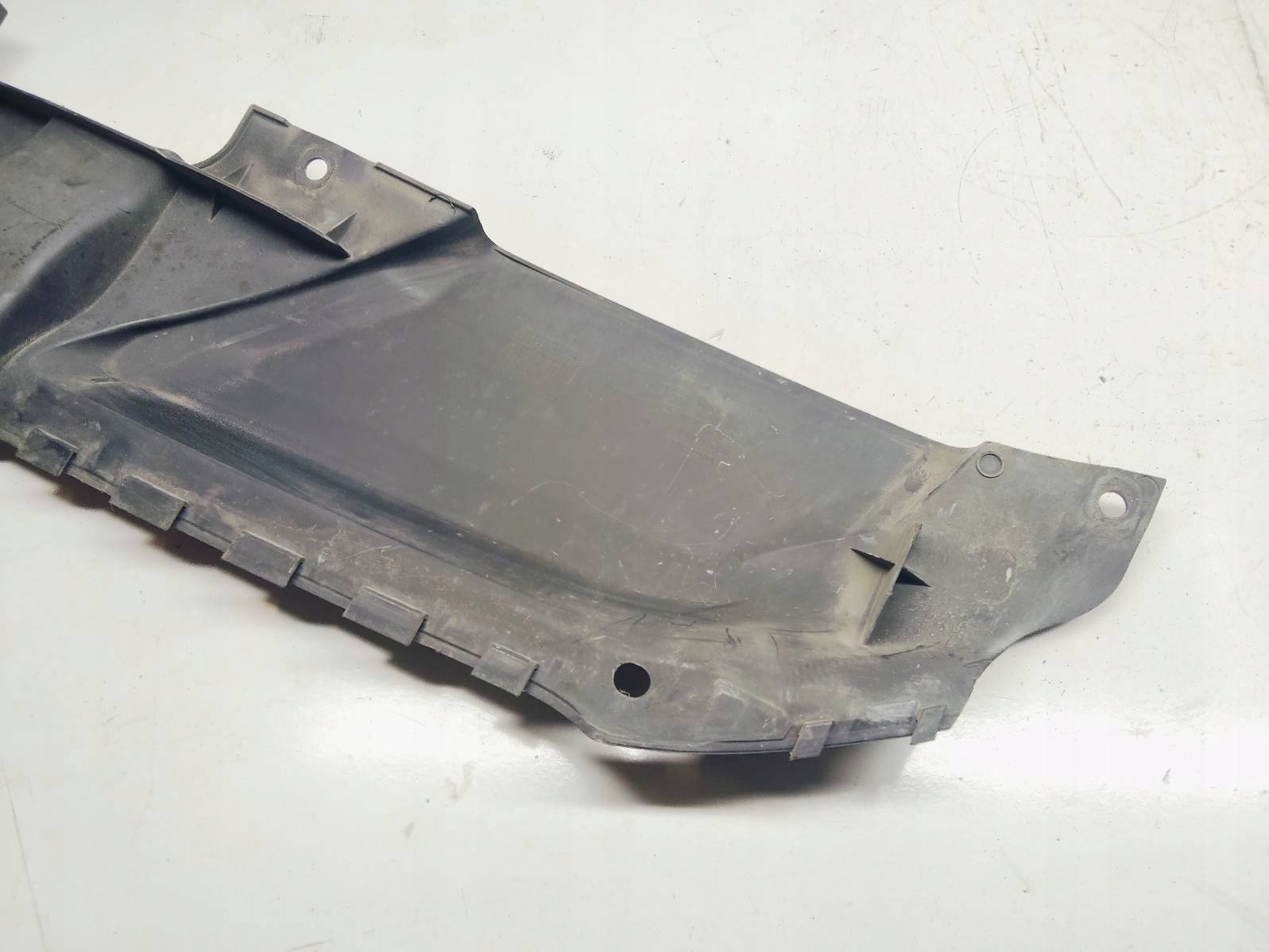 kryt stěny předního Audi A4 B8 2.0 TDI 8K0807081