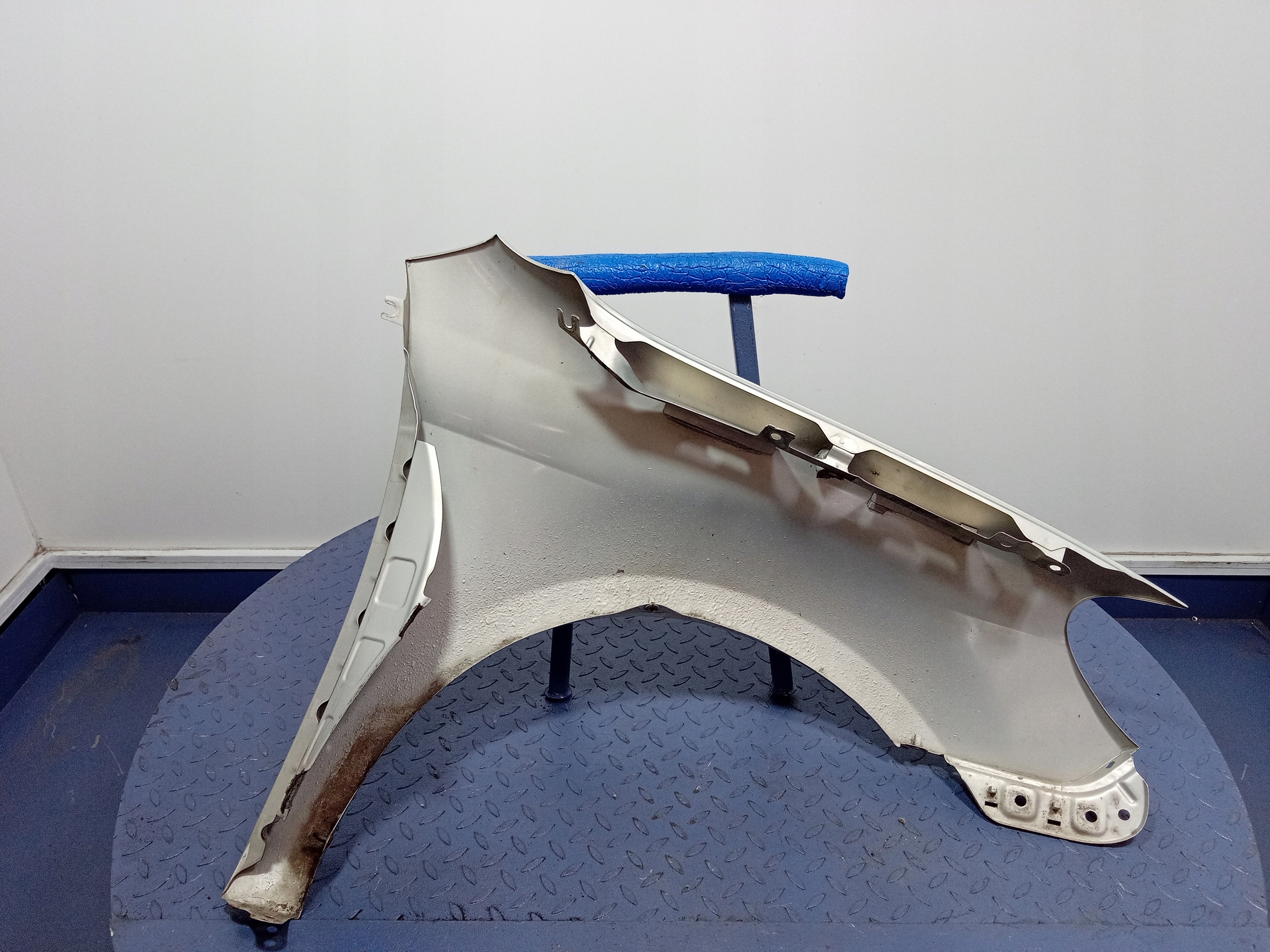 VW GOLF VI BŁOTNIK PRZÓD LEWY LR7L Strona zabudowy przód - lewa