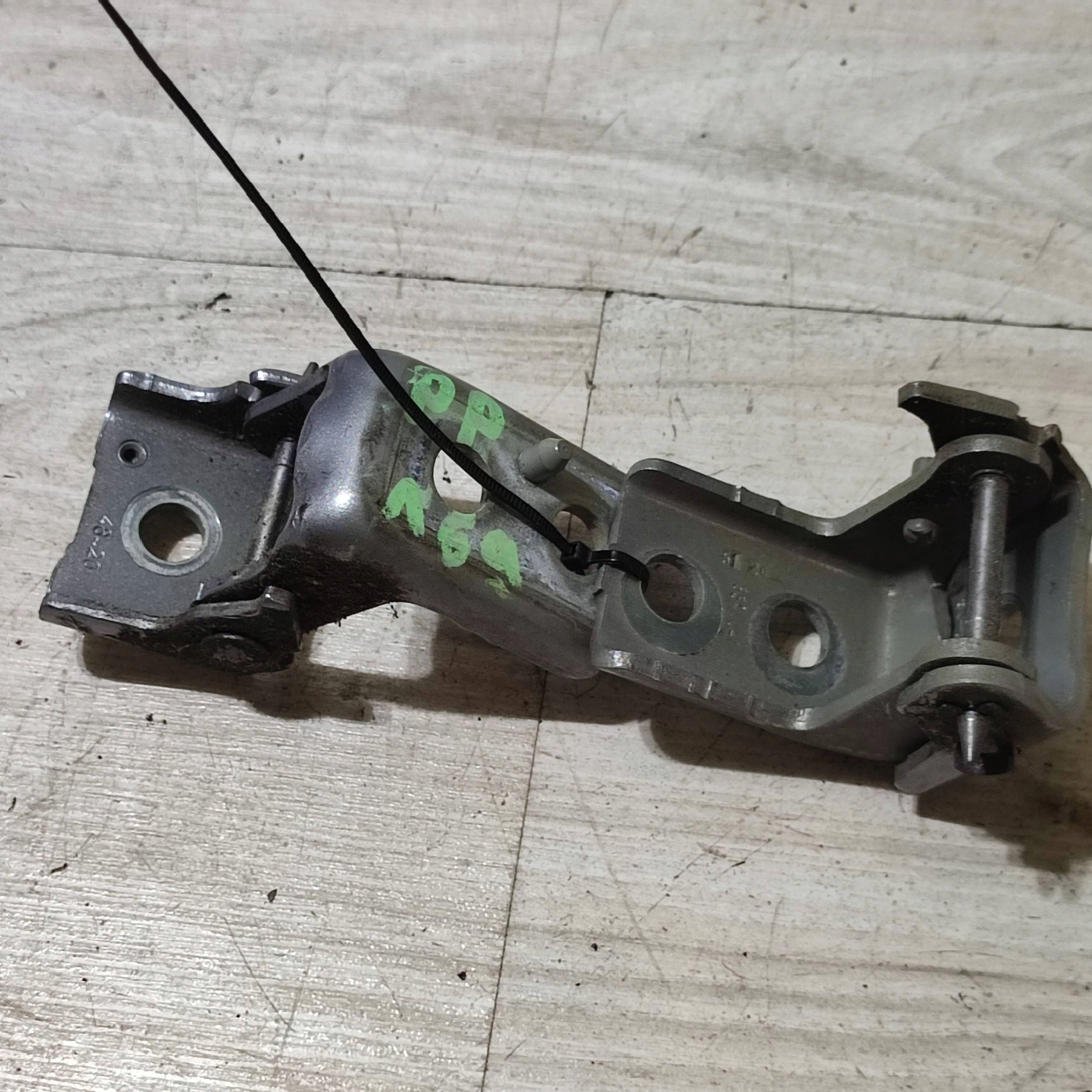 hinges door przednich front side right Opel Corsa F