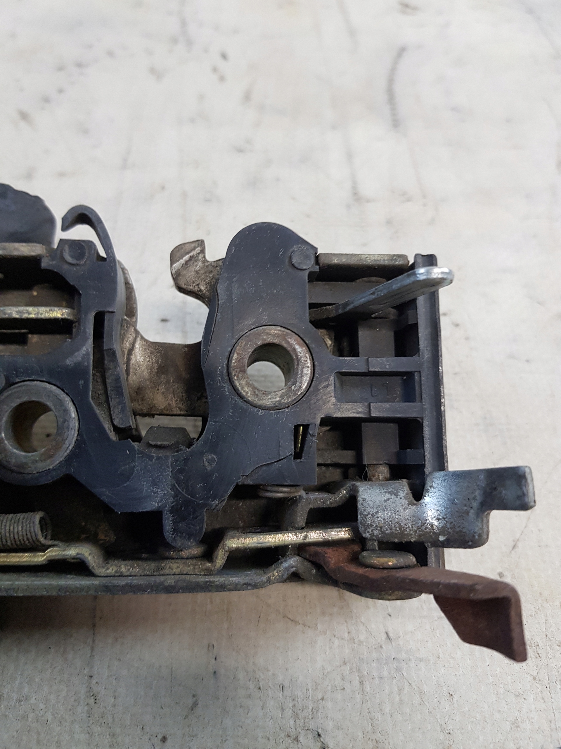 lock door left front GOLF II 191837015