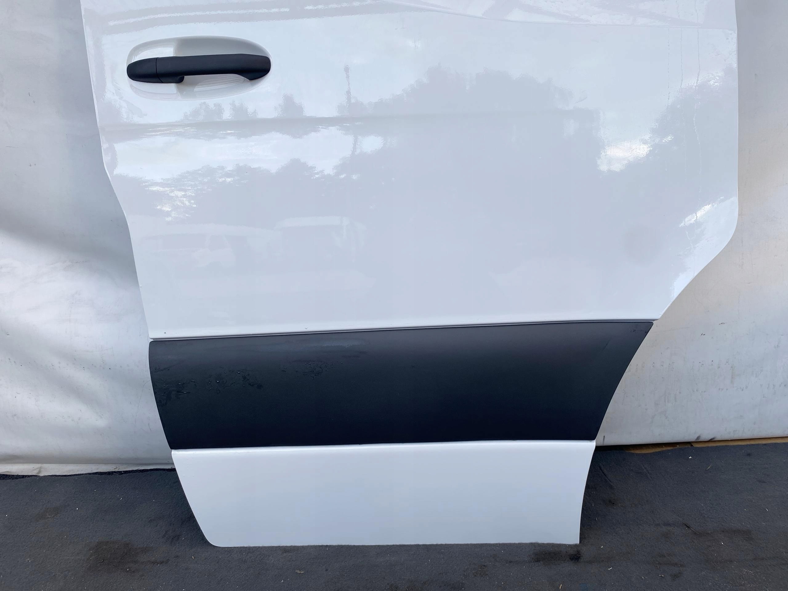 SPRINTER 907 910 17- door front right BIALE 25r. ORYGINALNE right front