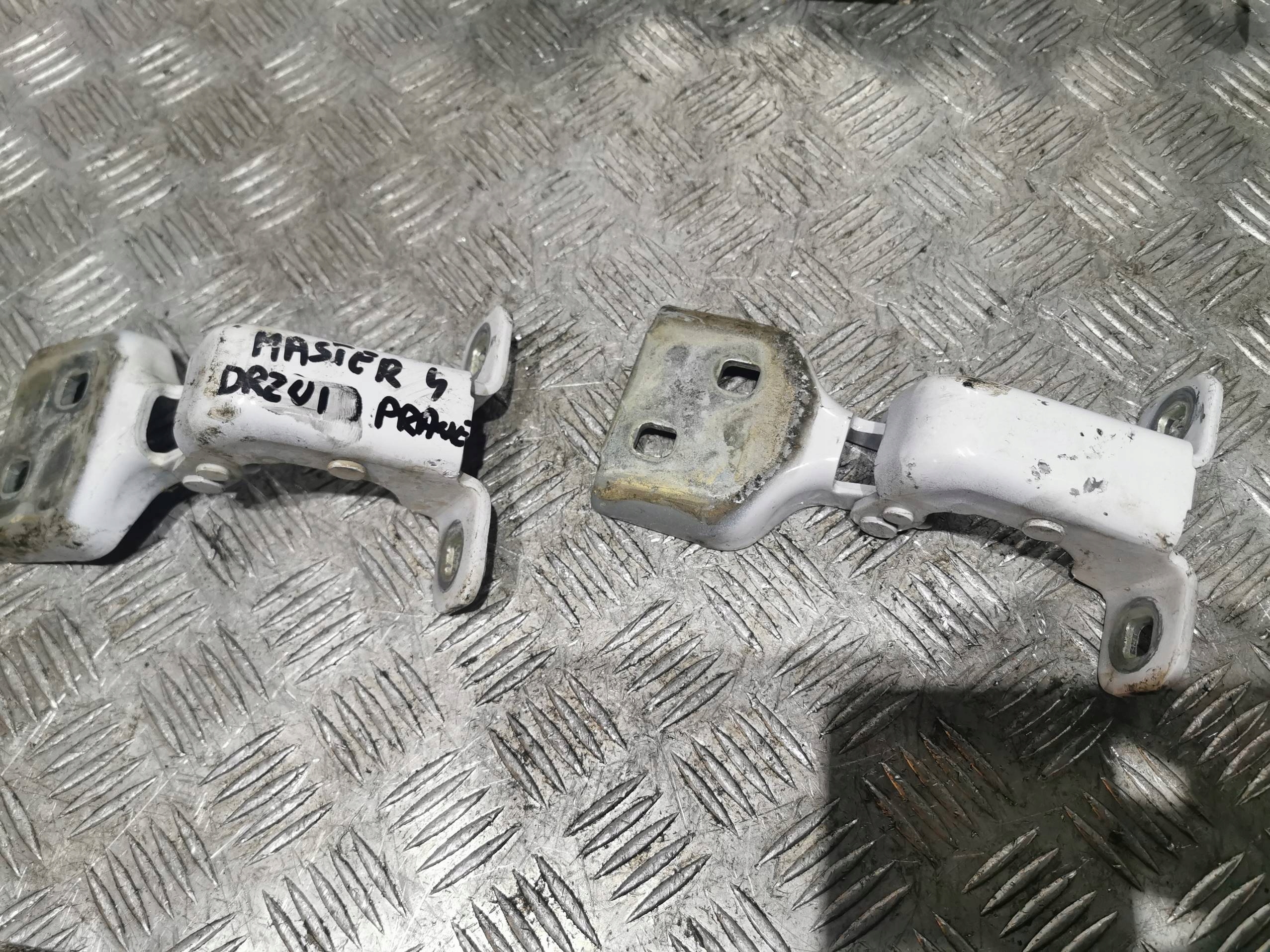 Петлі передньої правої двері MASTER 4 IV 19-