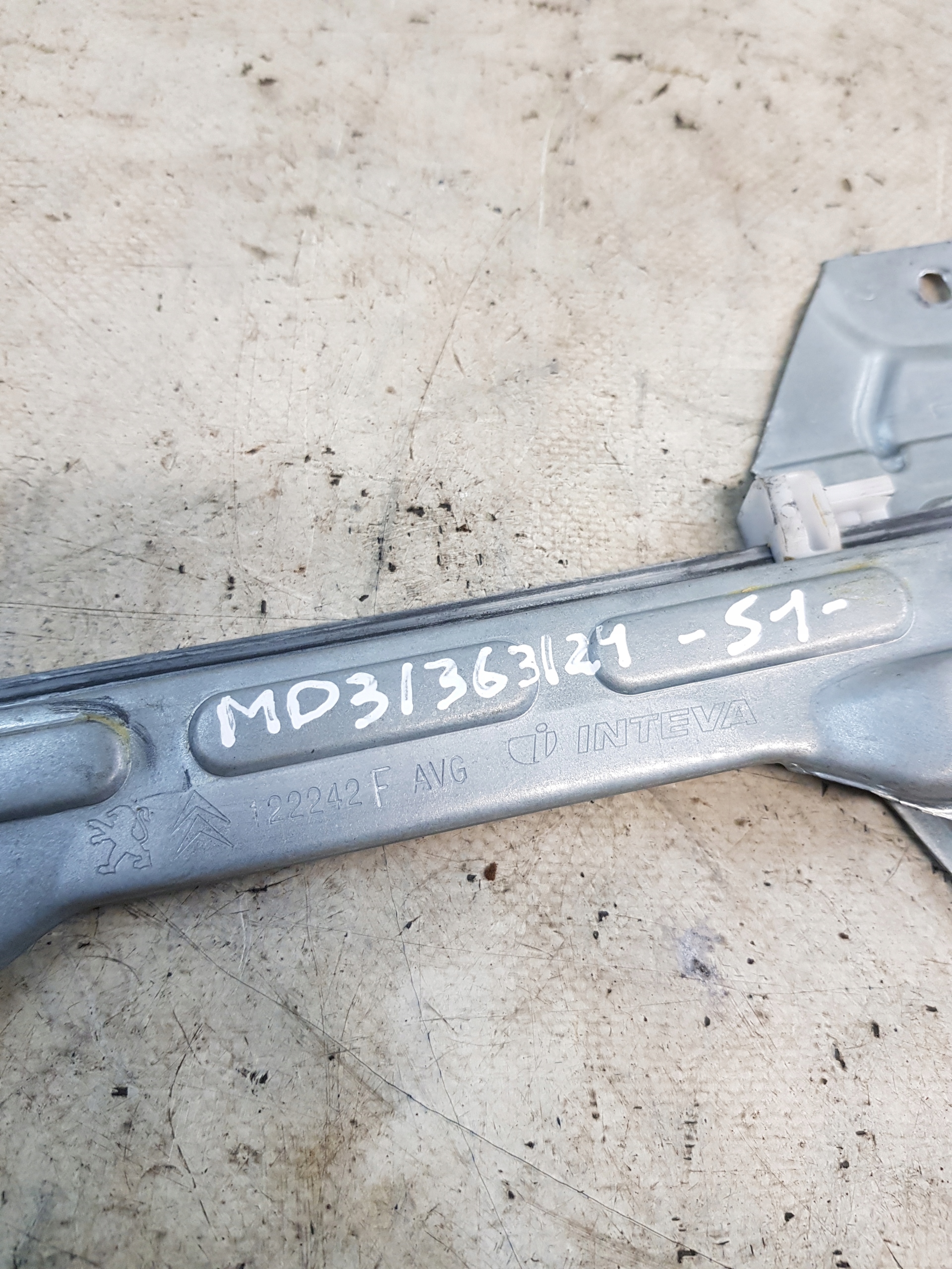 window regulator left front Peugeot 301 OE 9677416980