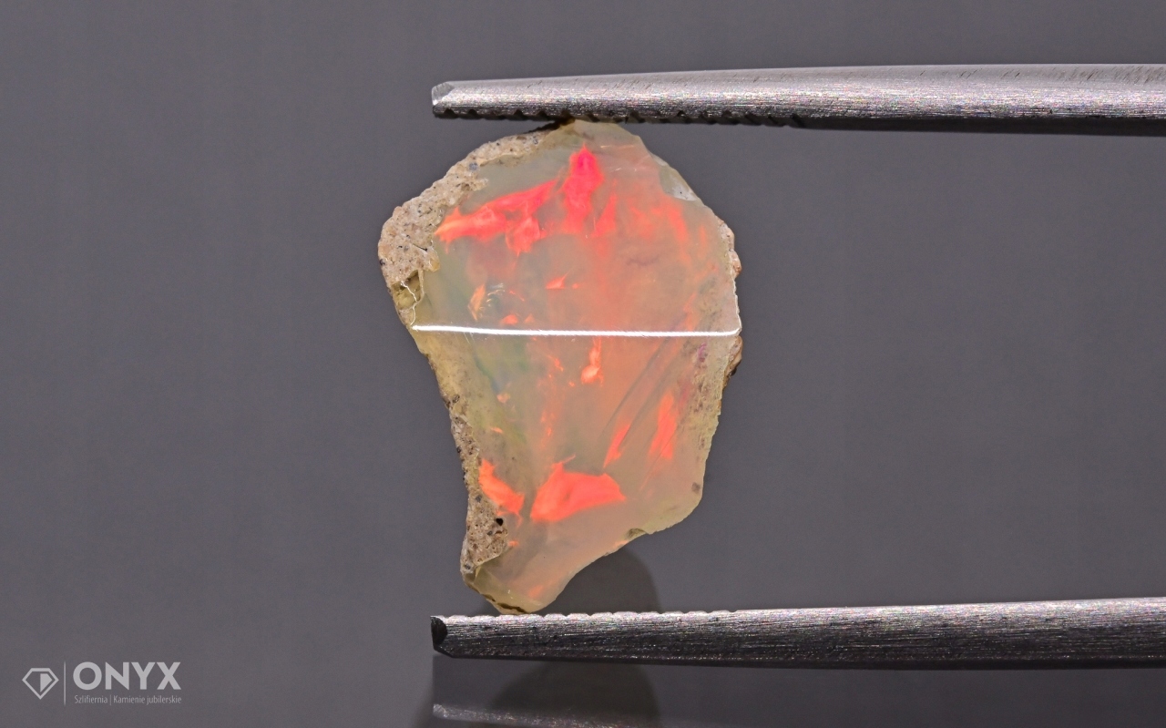 Opal z Etiopie hrudka 13x9 mm