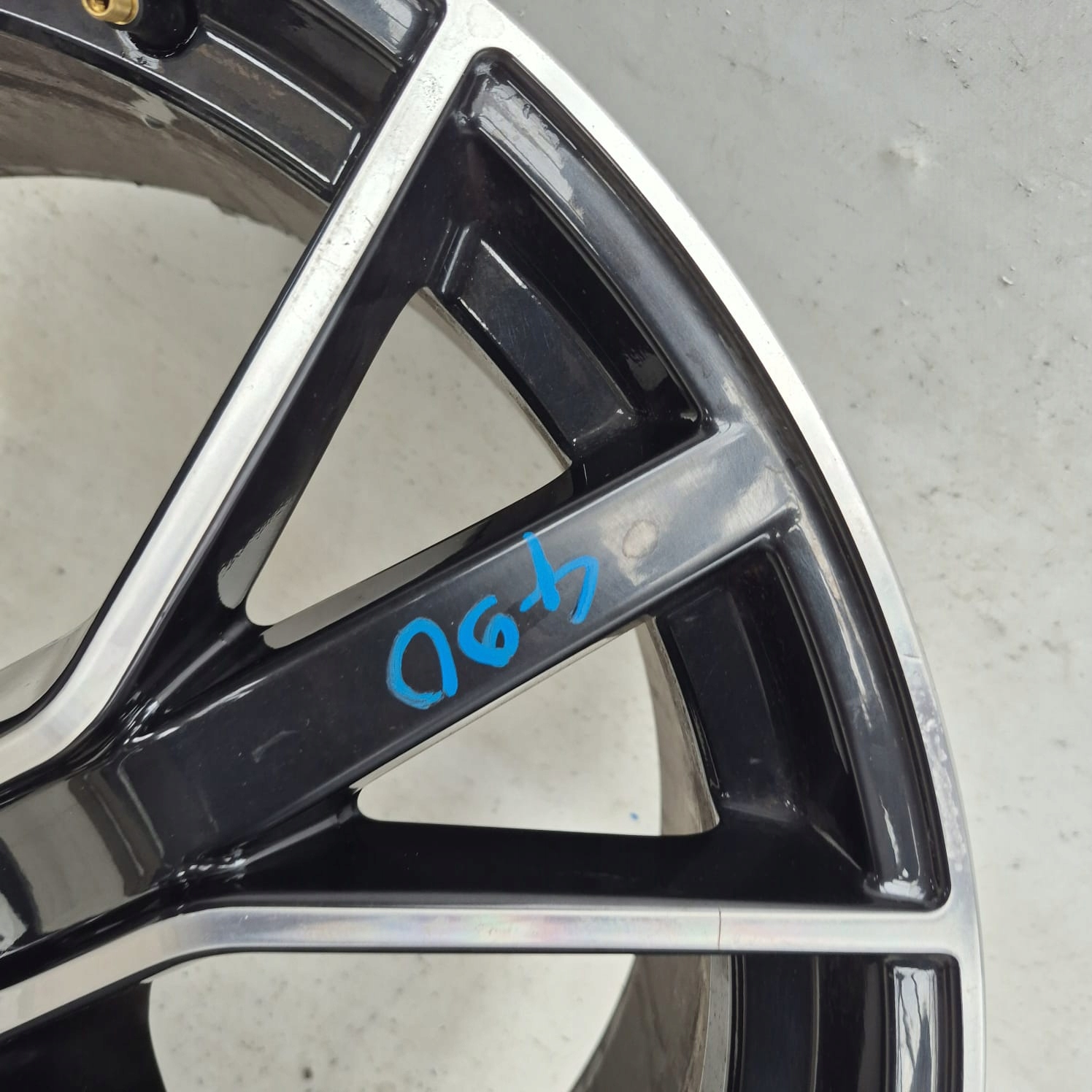 AUDI Q7 SQ7 4M0 disk hliníkový 22" 4M0601025