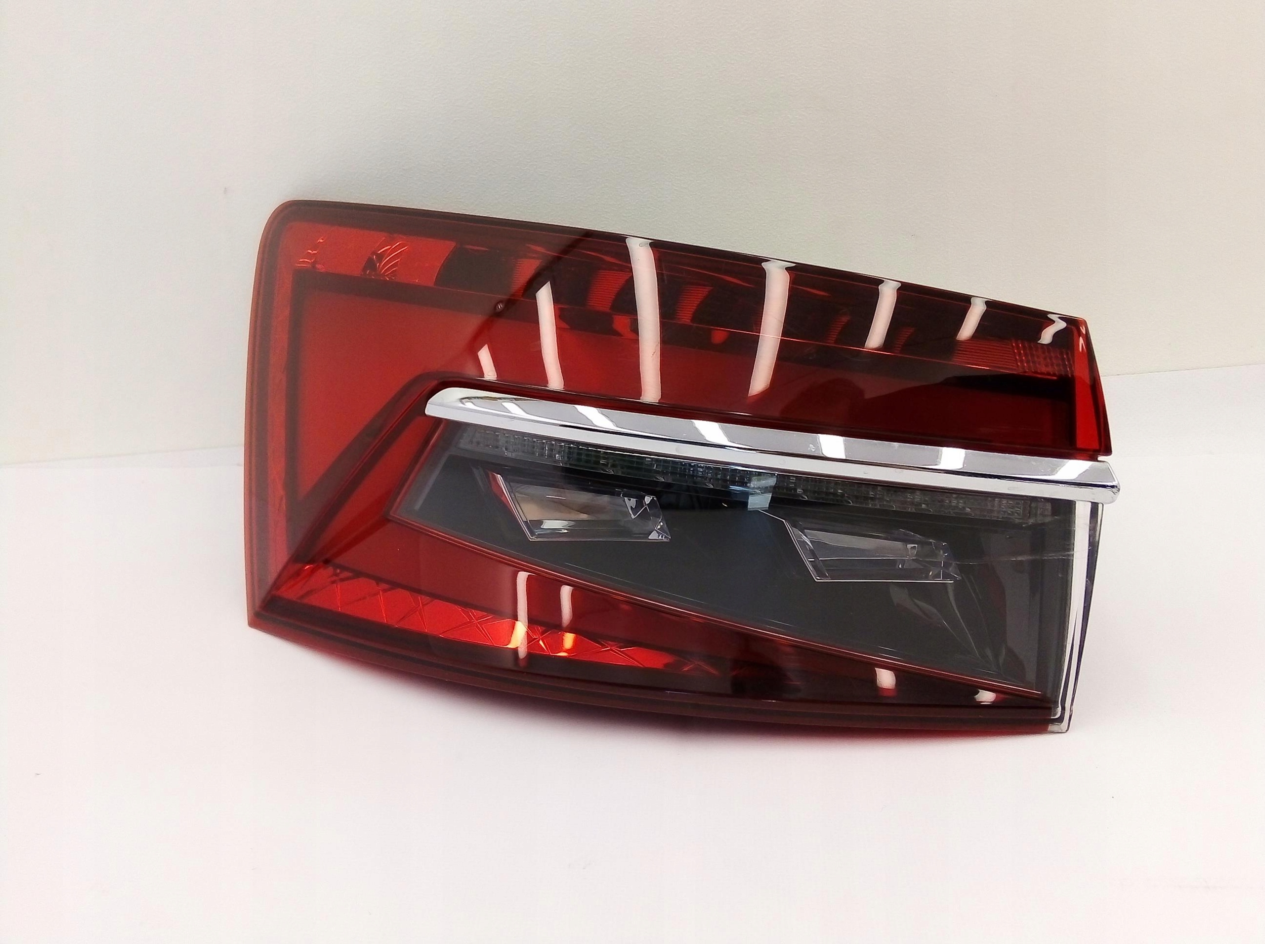 LAMPA LEWA TYLNA SKODA SUPERB III 3V9945207C