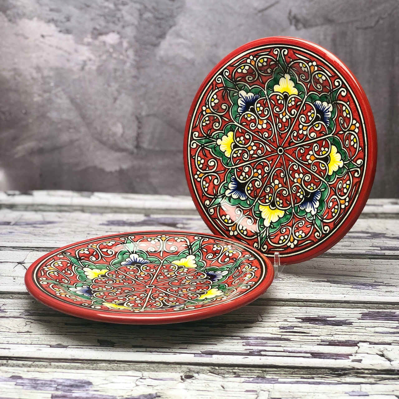 Střední keramický talíř ručně malovaný „Spálený sluncem“ o průměru 17,5