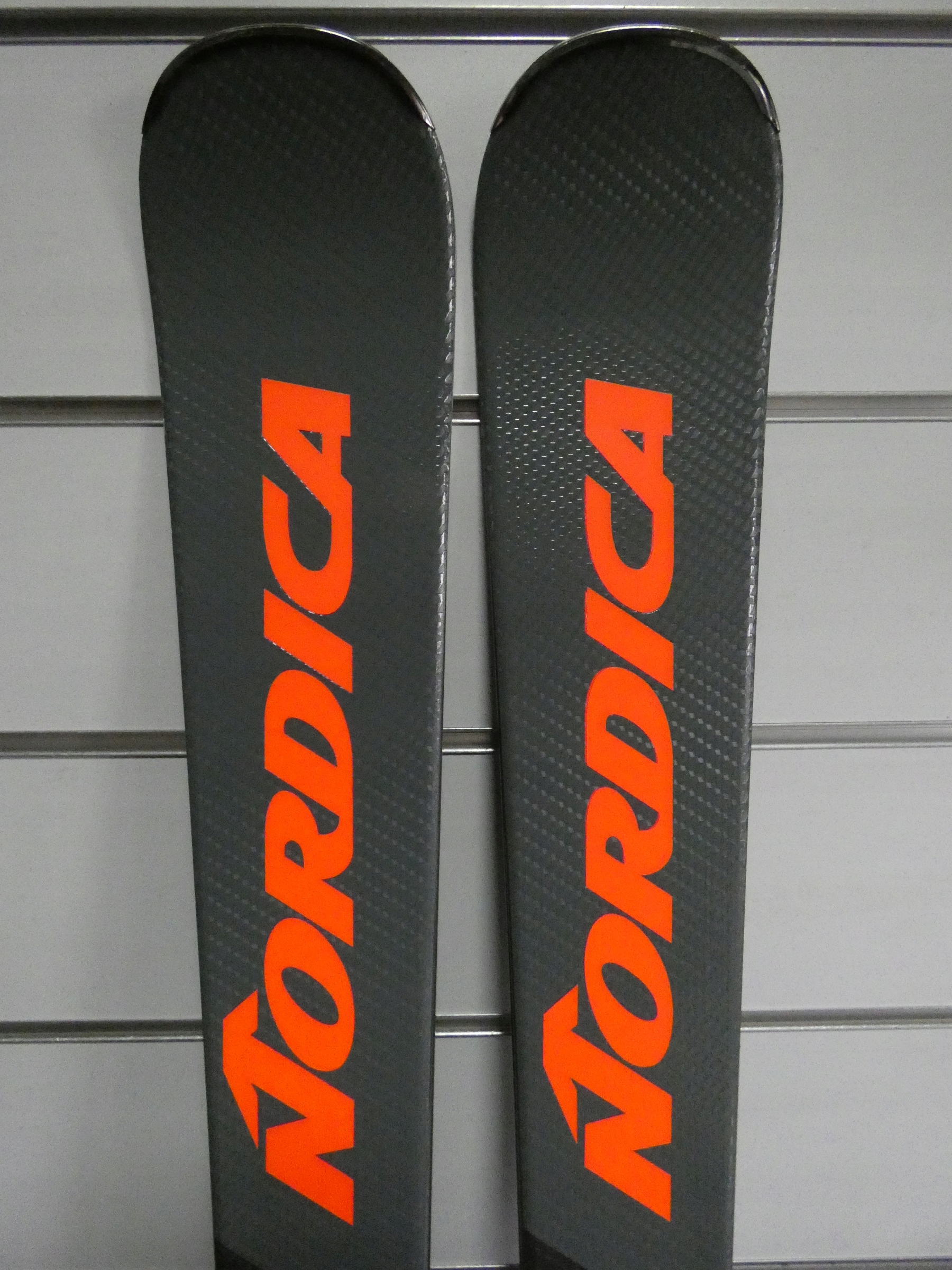 NORDICA SPITFIRE DC 80 PRO FDT 2024 /180/ + X-CELL 12 - IGŁY JAK NOWE Kod producenta SPITFIRE DC 80 PRO FDT 180CM