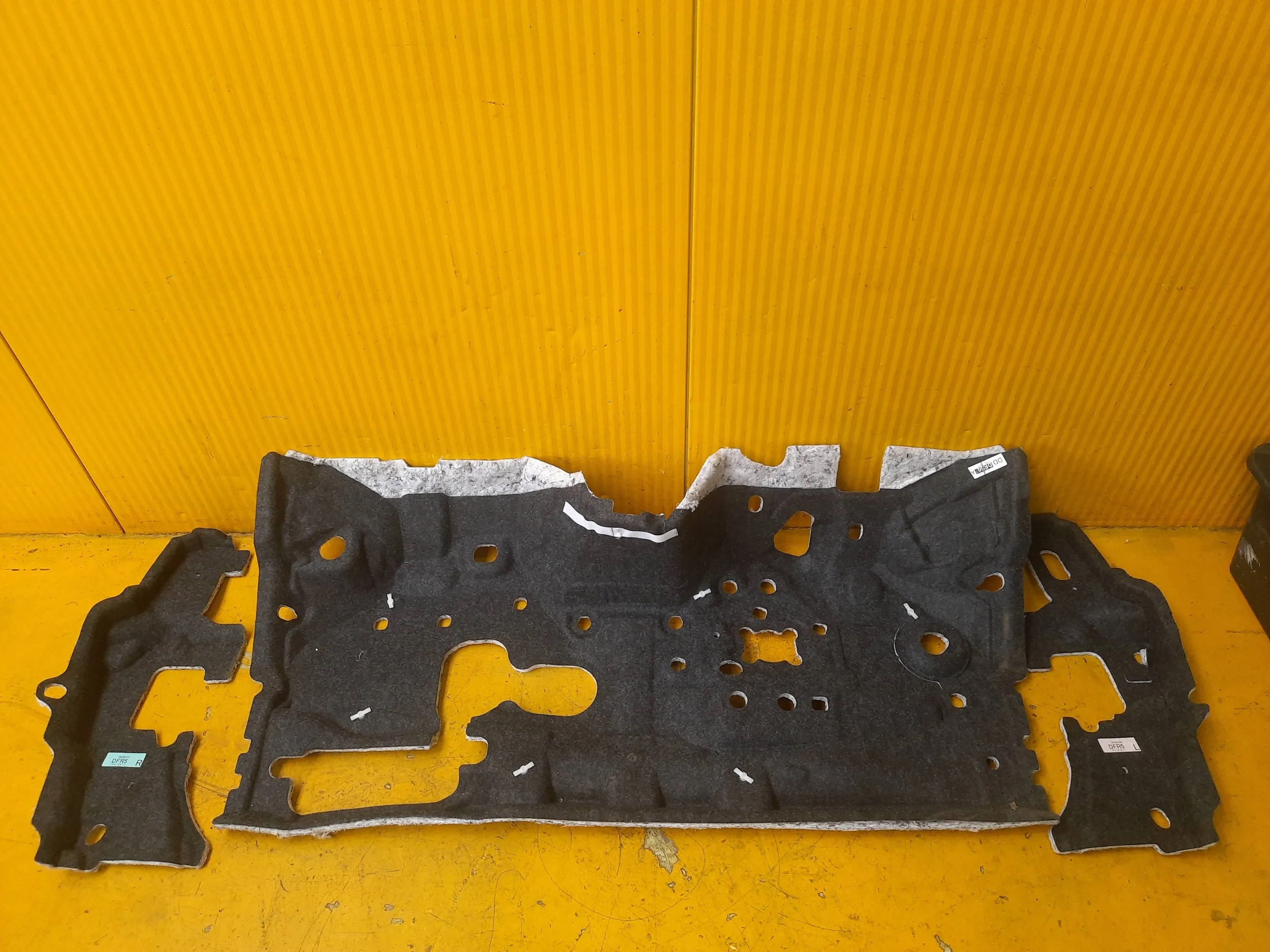 Mazda CX-30 WYGŁUSZENIE ŚCIANY GRODZIOWEJ