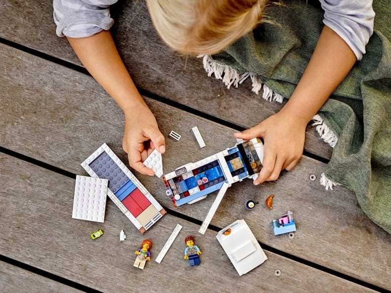 60283 - LEGO City - Wakacyjny kamper Liczba elementów 190 szt.