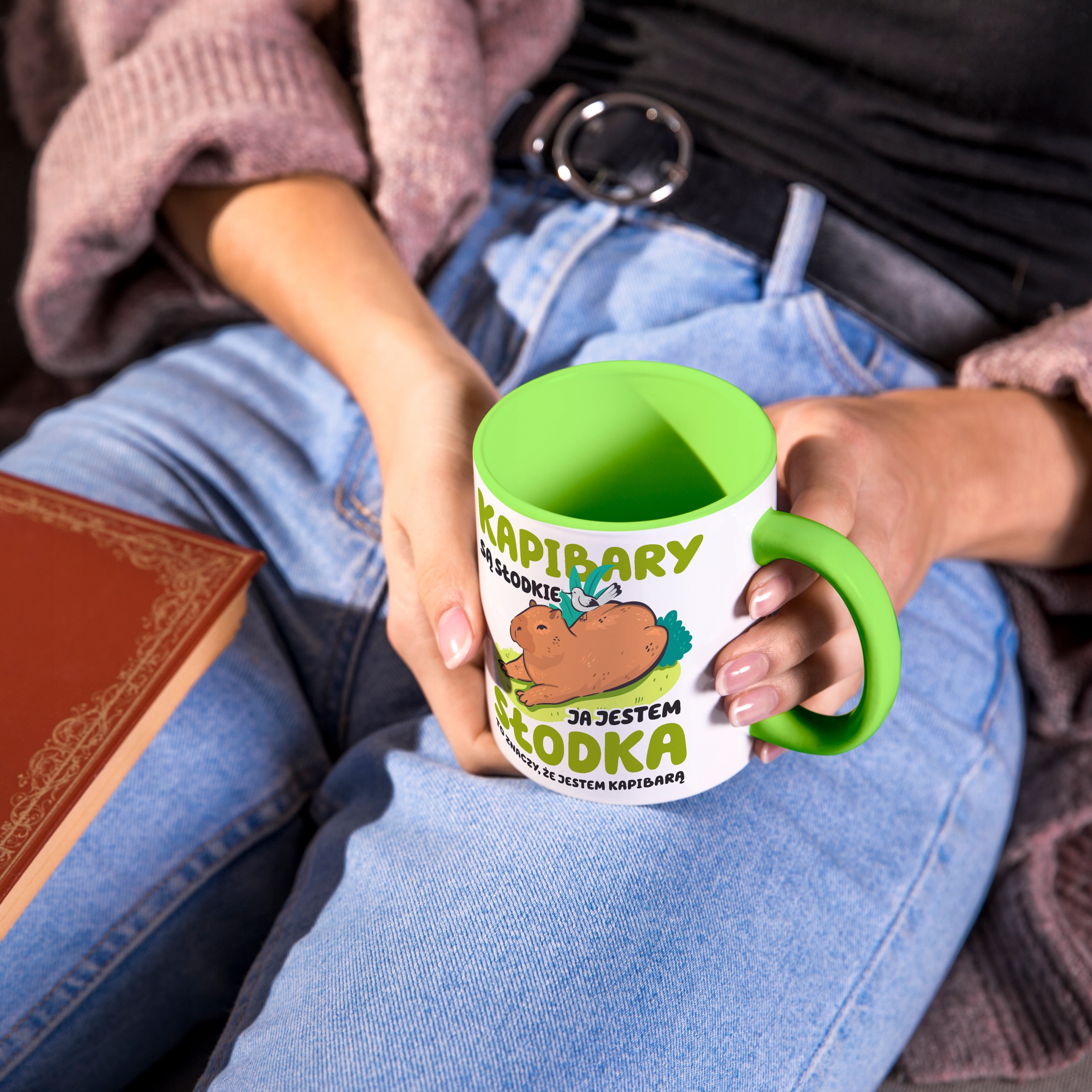 Kubek Zielony Na Prezent JESTEM KAPIBARĄ Wzory Kod producenta KUBEK BIAŁY WNĘTRZE UCHO ZIELONY