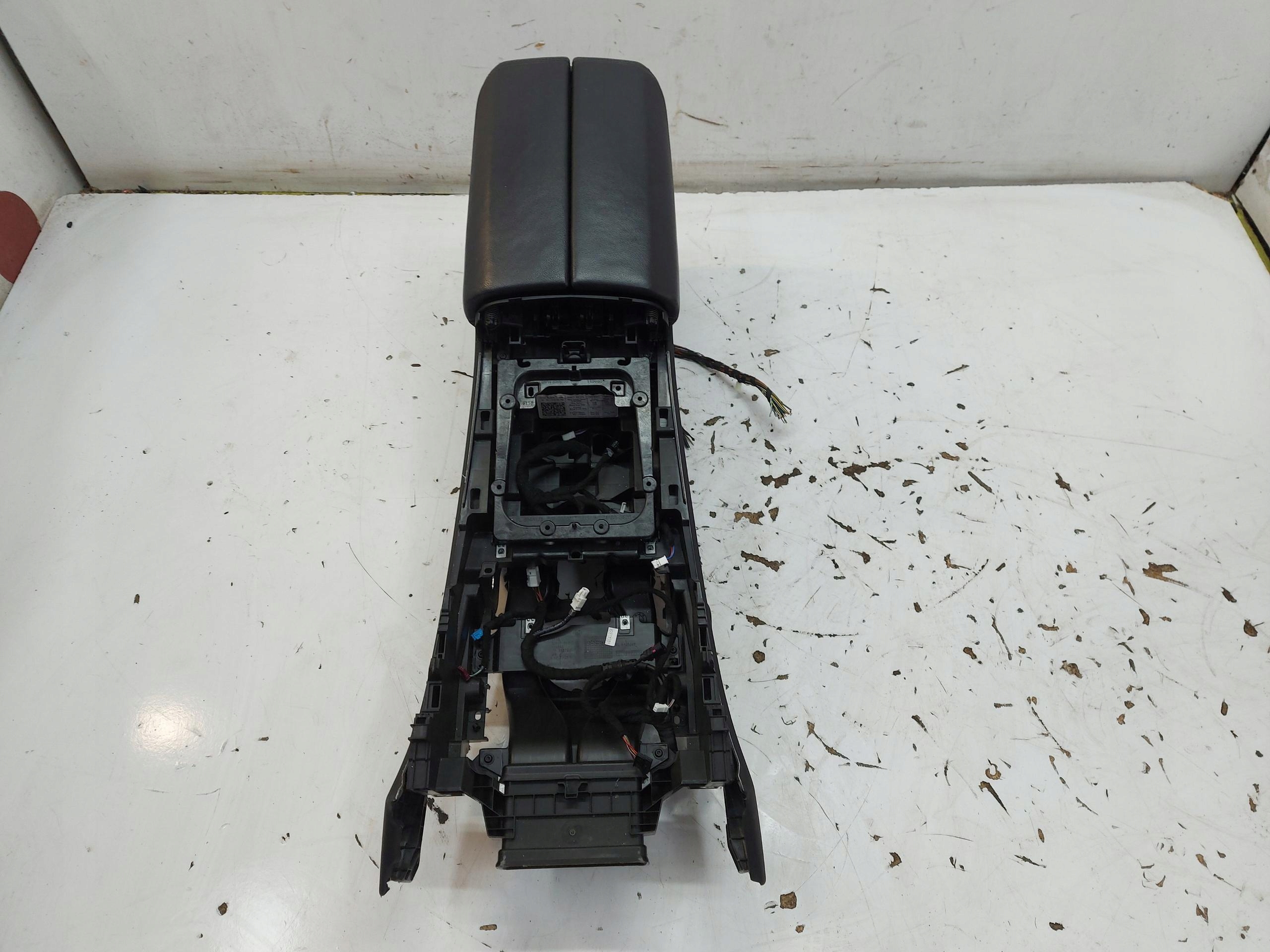 BMW G05 X5 3.0d 2019r. Armlehne TUNEL mitte