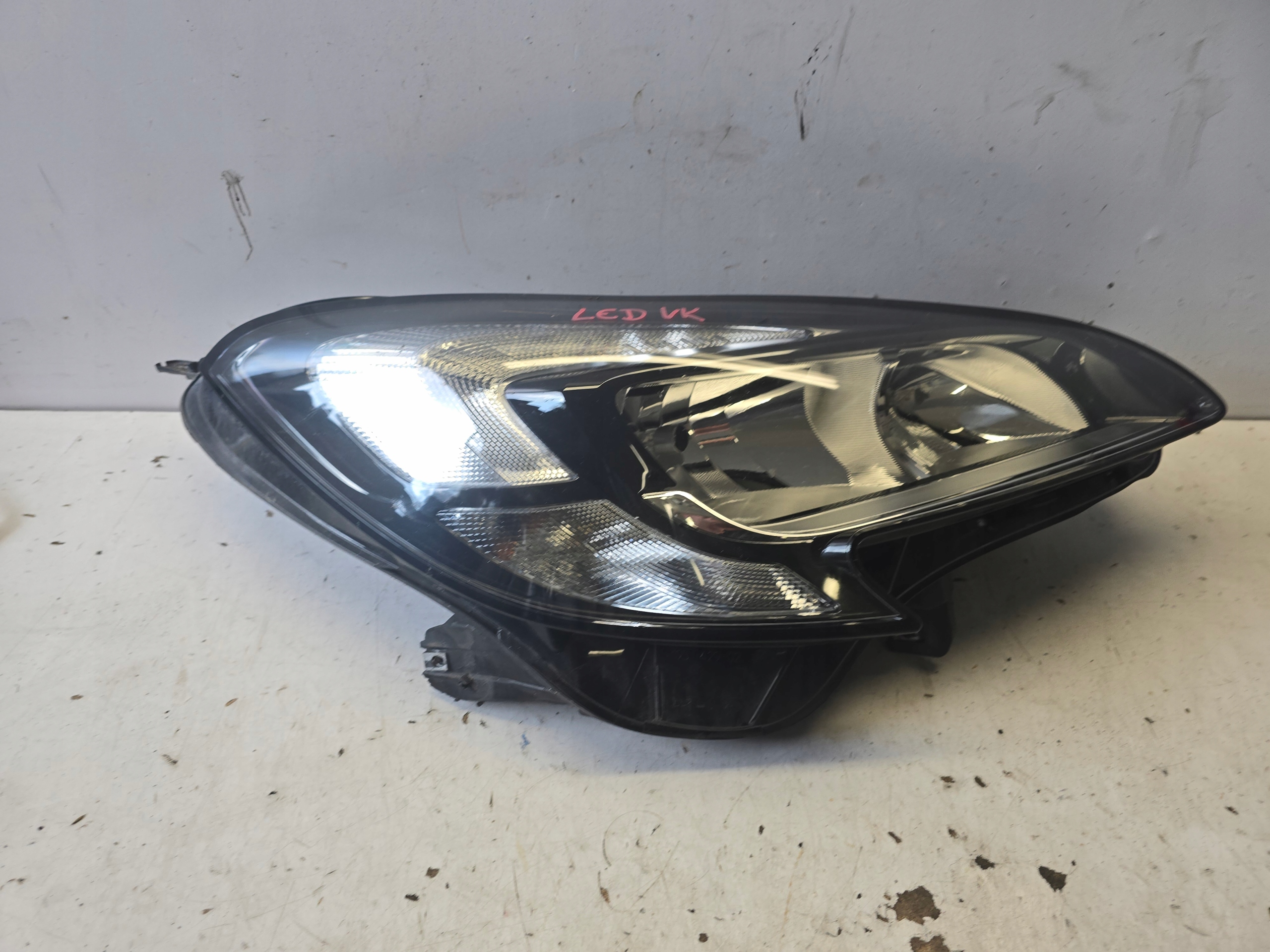 OPEL CORSA E REFLEKTOR light right front ANGLIK Z LEDEM 39108229 UK
