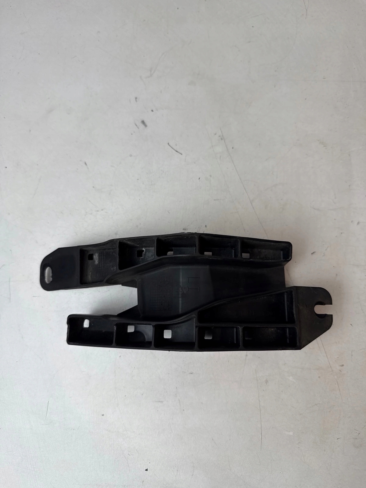 console wall support of the front left Mercedes W246 W117 W176