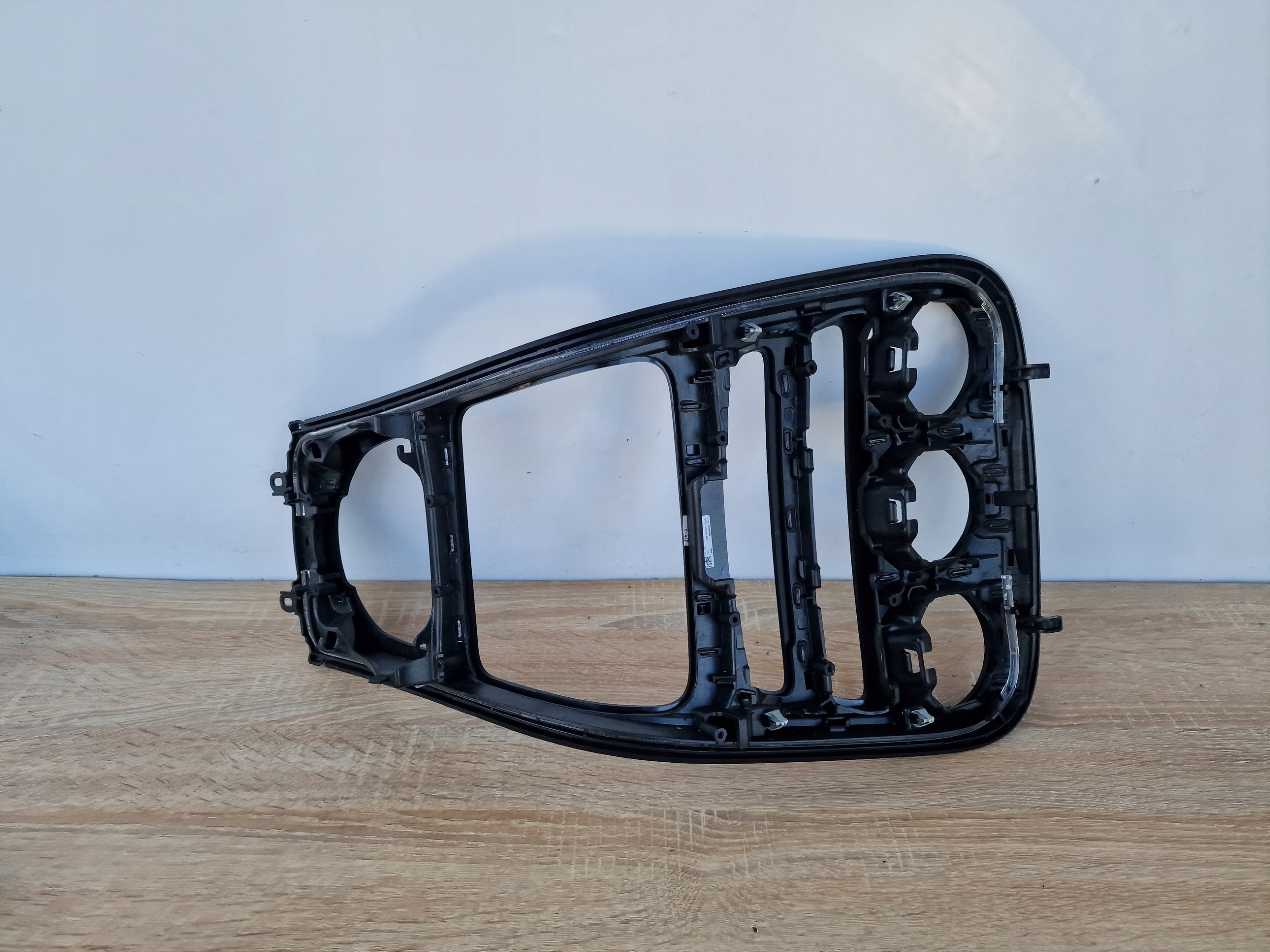 COUVERTURE PANEL CONSOLE DEKOR Z LEDEM MERCEDES C-KLASA W205 KA14/SKR007