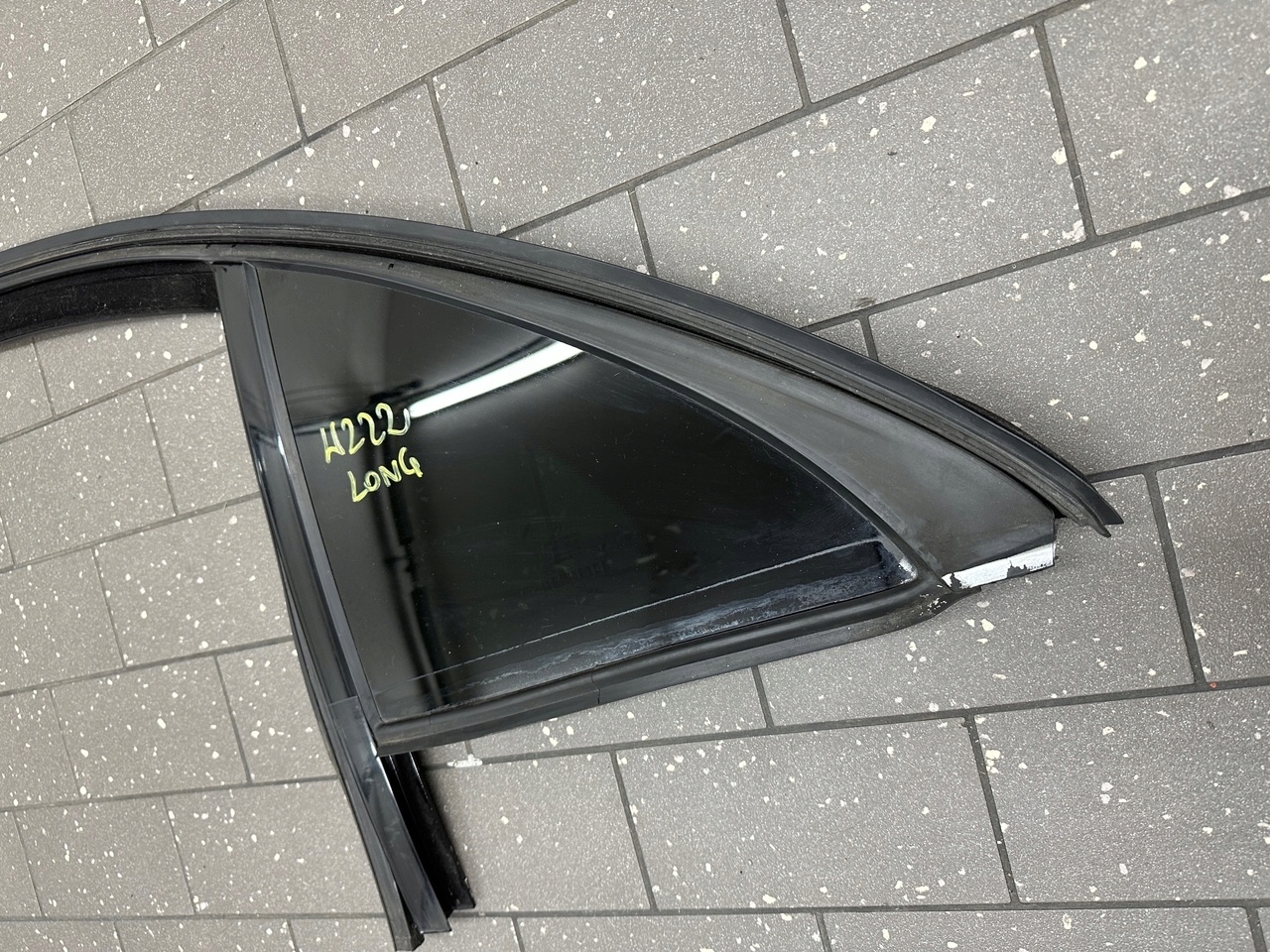 SZYBA DRZWI LEWY TYŁ TYLNA MERCEDES S KLASA W222 LONG USZCZELKA Producent części Mercedes-Benz OE