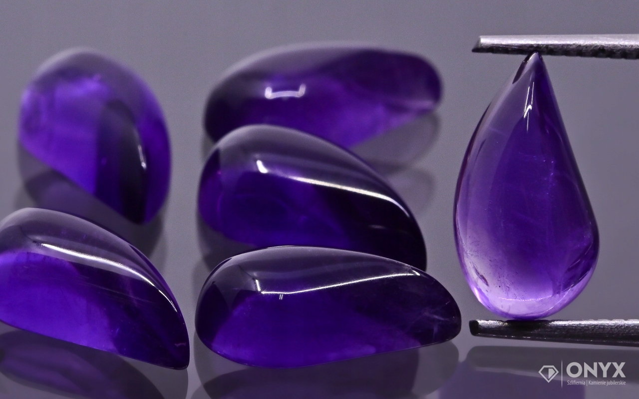 Ametyst A kabošon Levý nepravidelný 14,5x9,5 mm