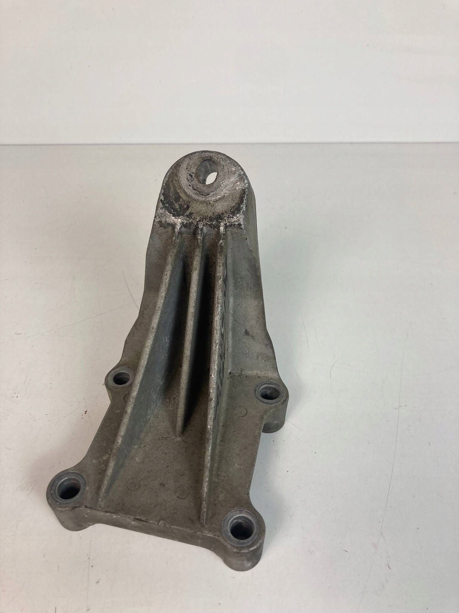 Ford Mustang V 4.6 V8 2010 supporto / staffa cambio ingranaggi 7R33-6B033-BA