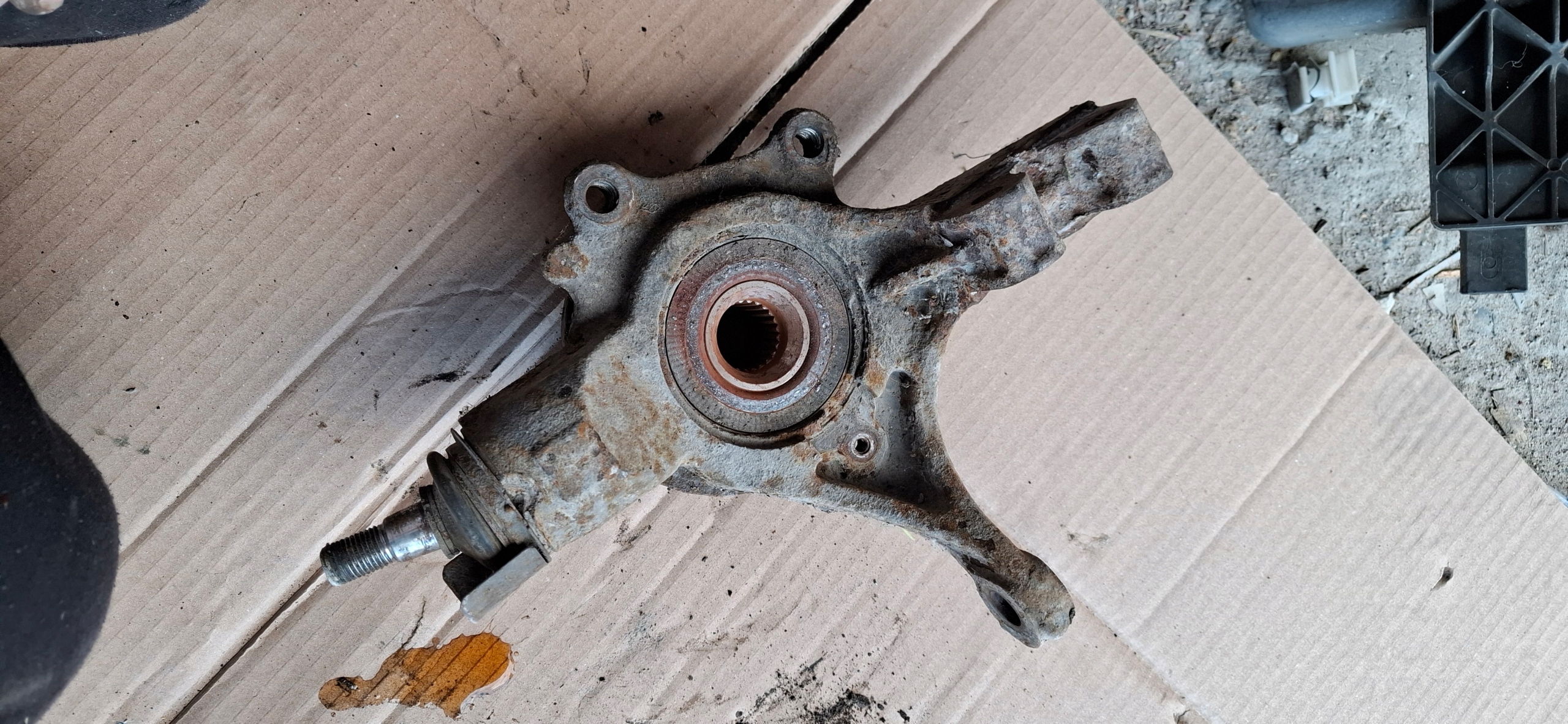čepu levý předek PEUGEOT 307 2.0 HDI