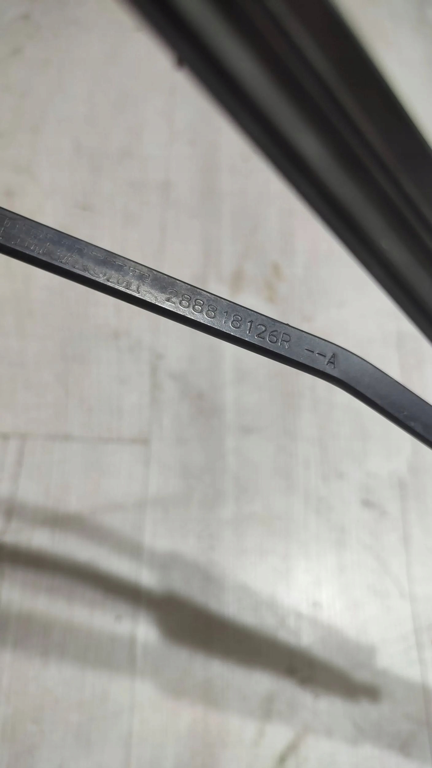 Dacia Duster II 17r 1.2 front side left wiper arm