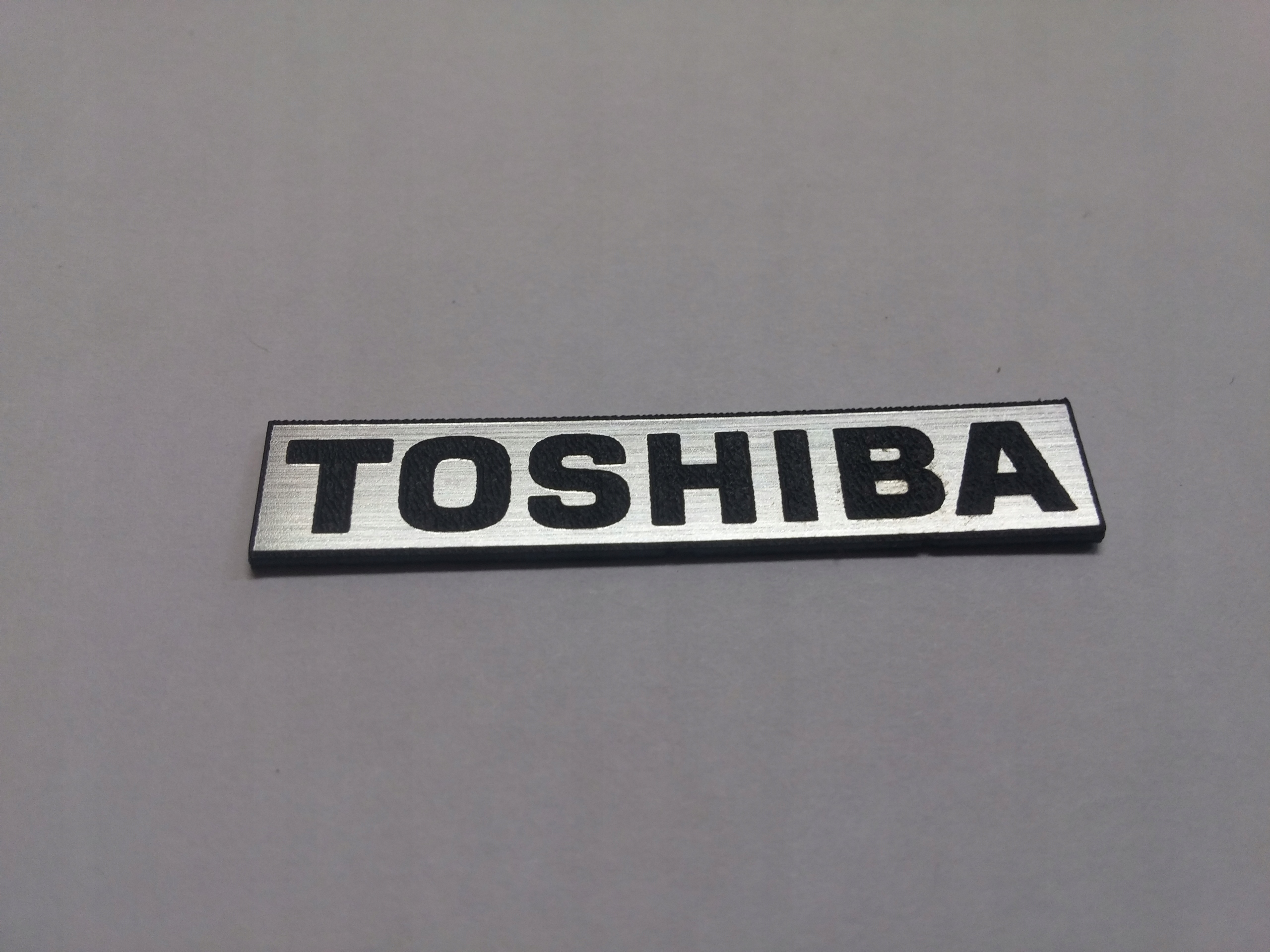 

Toshiba naklejka emblemat 41 x 8 mm * Srebrna