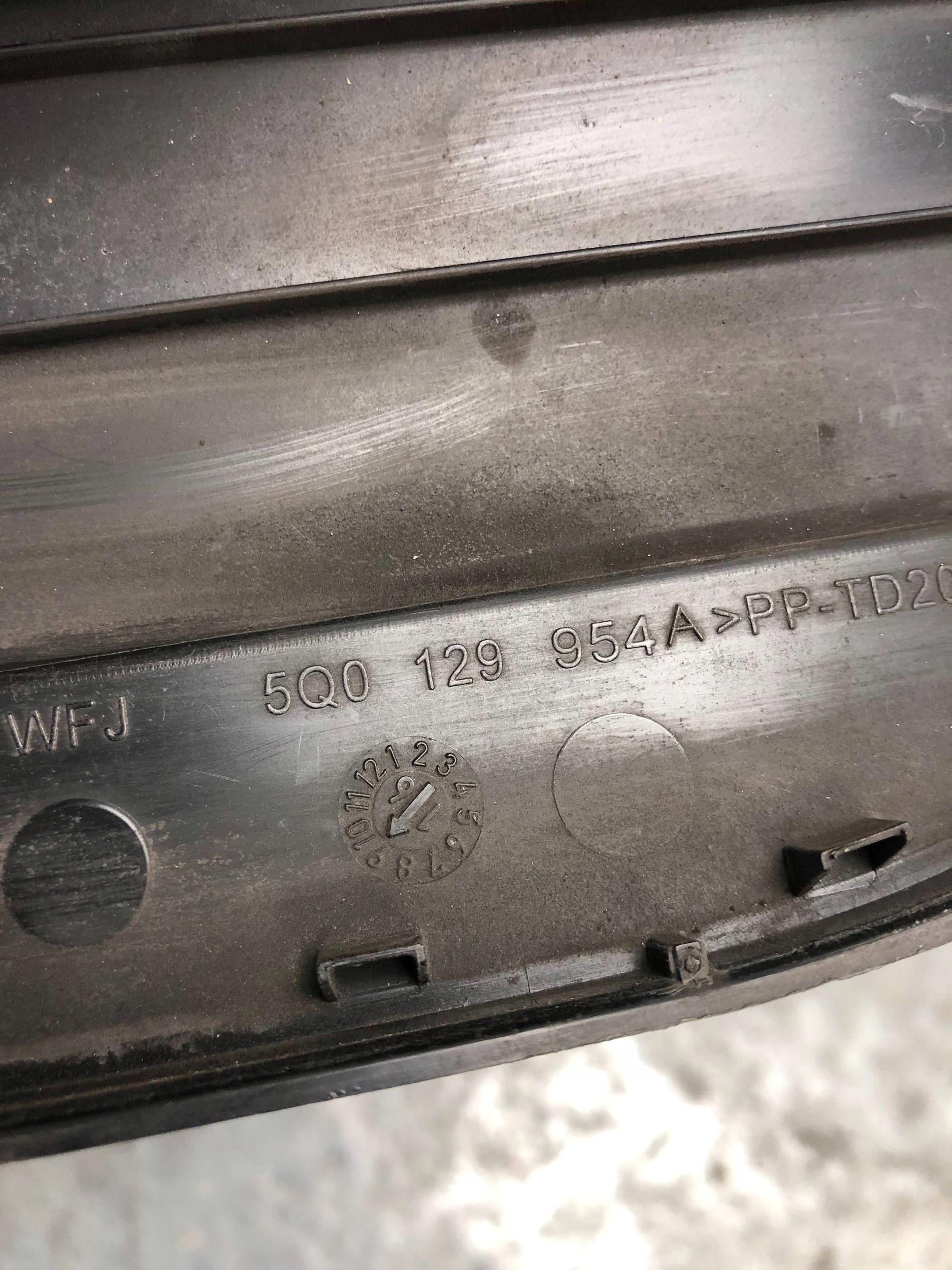 Couverture Volant de l’air VW TOURAN III 5Q0129954A