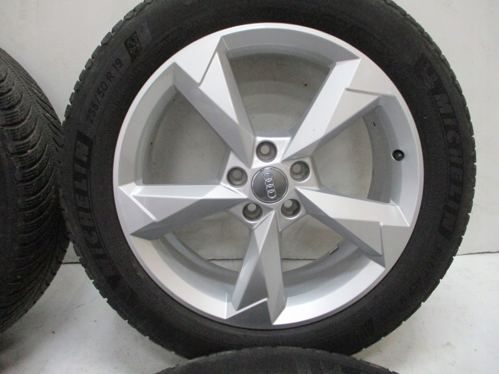 wheels discs tyres Audi Q3 83A M+S R19 83A601025N
