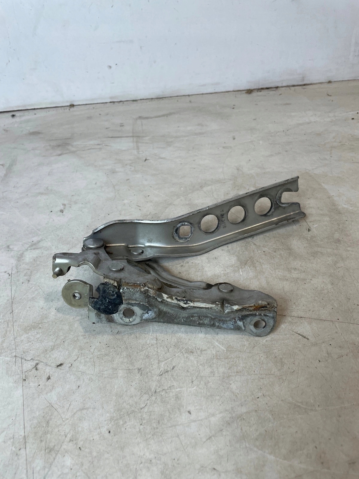 hinge bonnets front front left Skoda Octavia II