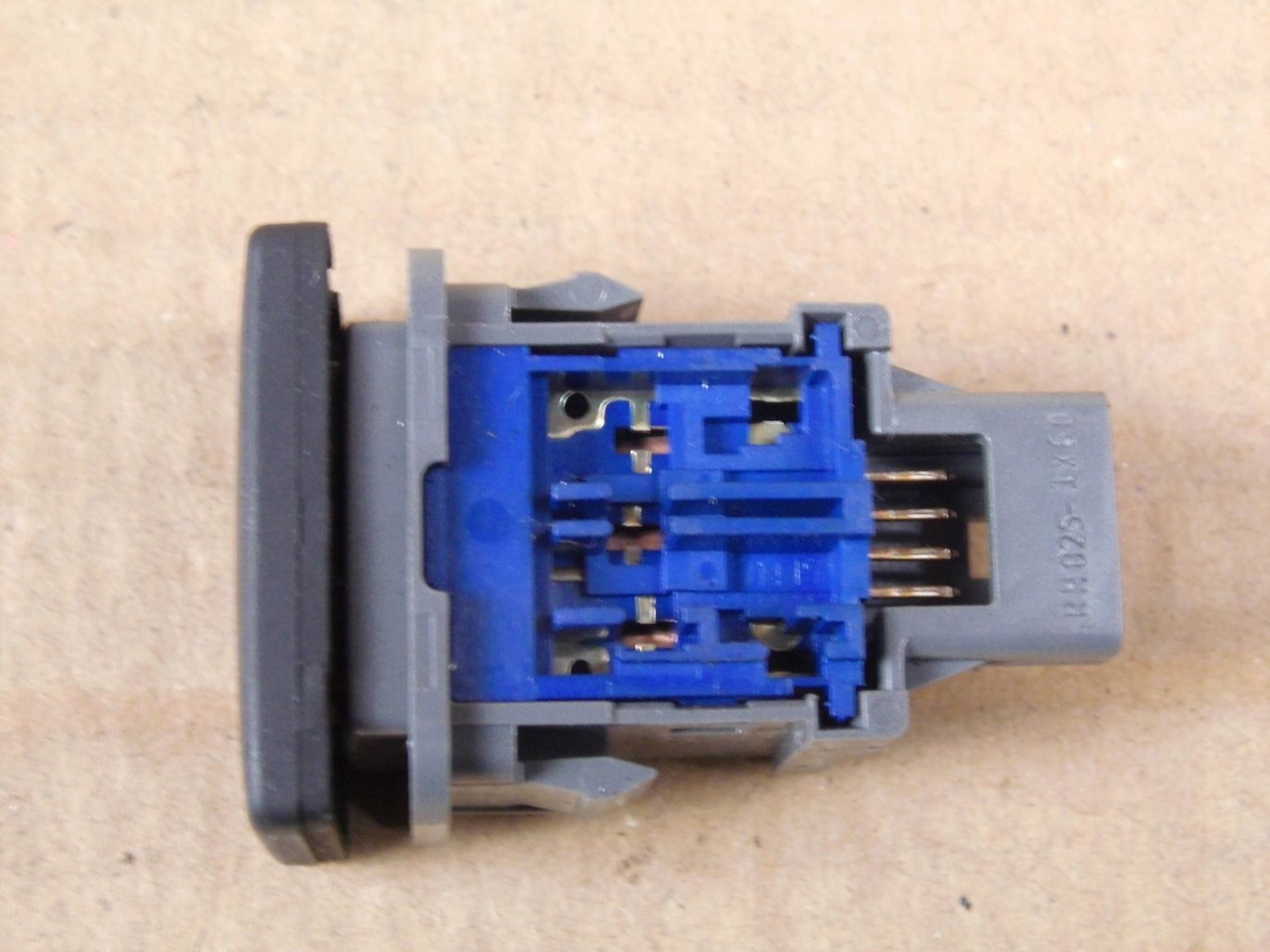 Toyota Auris II switch odleglosci SAFETY SENS sensor 15B424