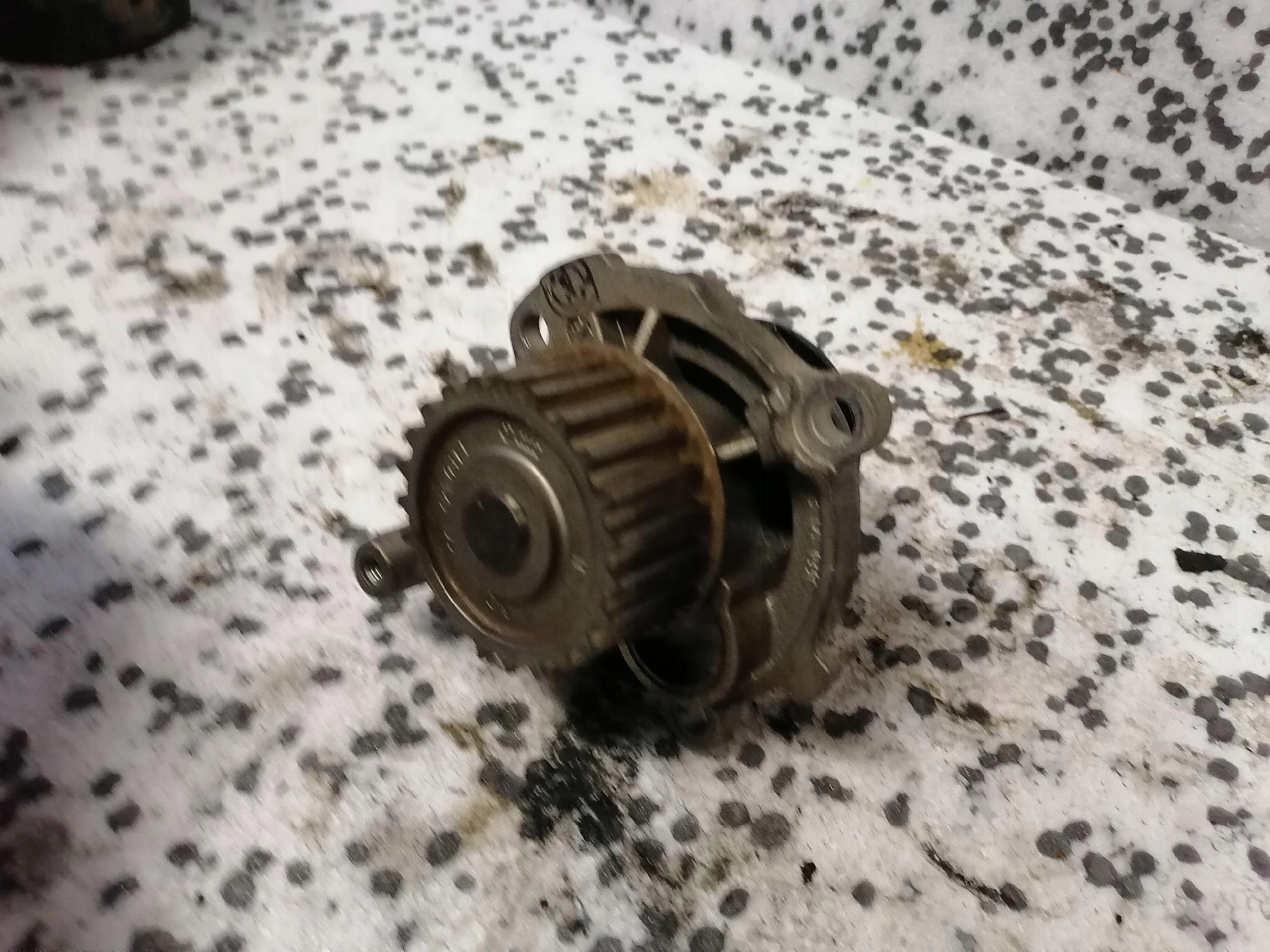 water pump AUDI VOLKSWAGEN 06B121019C