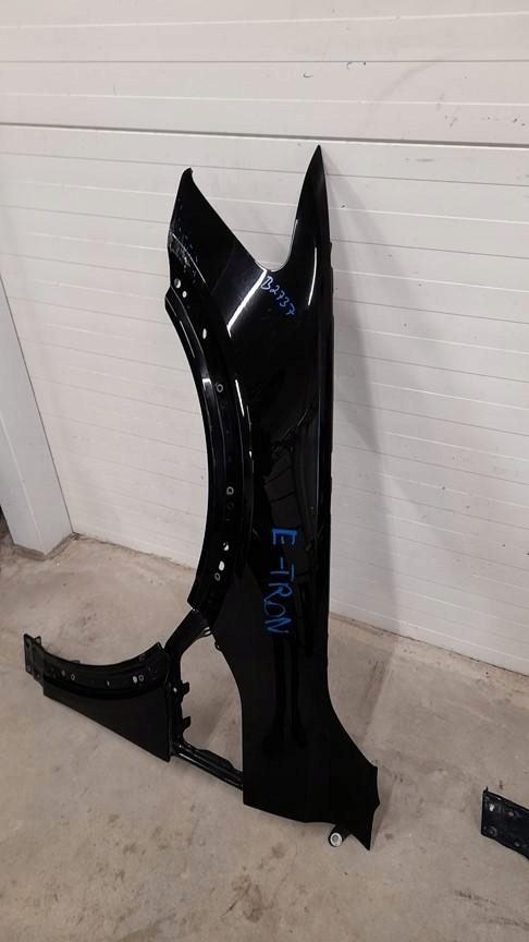 BŁOTNIK PRZEDNI LEWY AUDI E-TRON 4KE Producent części Audi OE